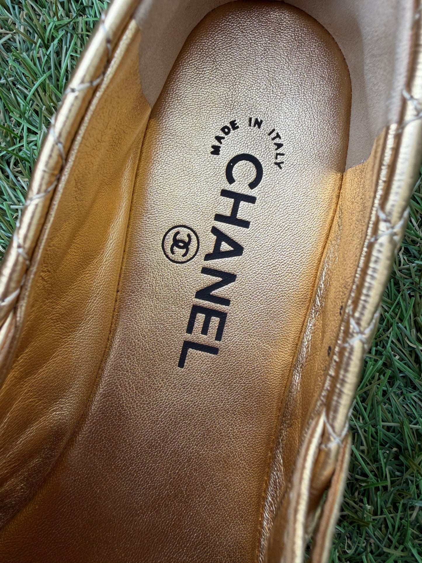 2025 CHANEL CC LOGO METALLIC GOLD LEATHER MARYJANE BALLET BALLERINA FLATS SHOES BUCKLE QUILTED PATENT BLACK CAP TOE