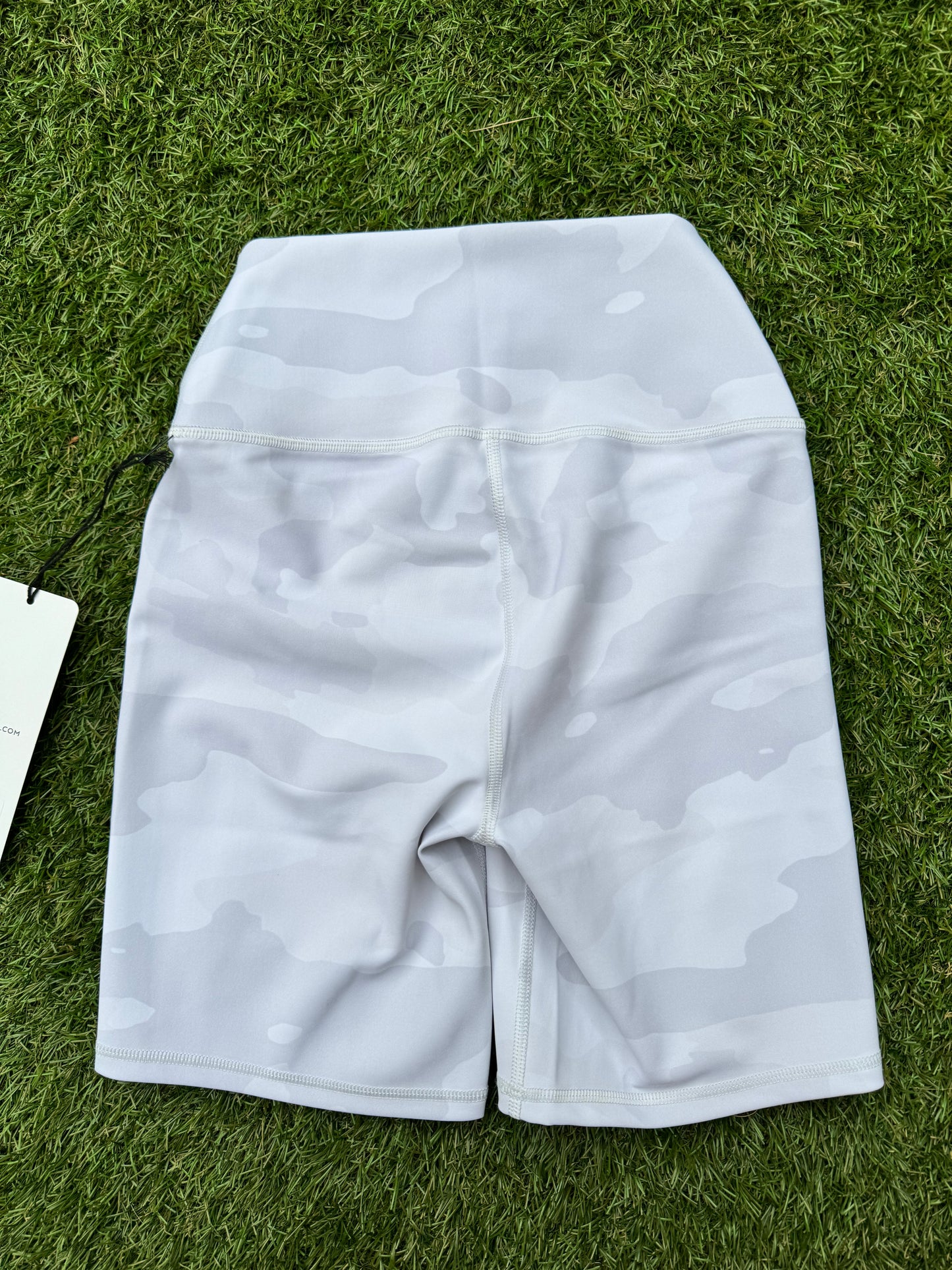 Alo Yoga 7" High-Waist Vapor Short White Camo Camouflage Stretch Bike Shorts