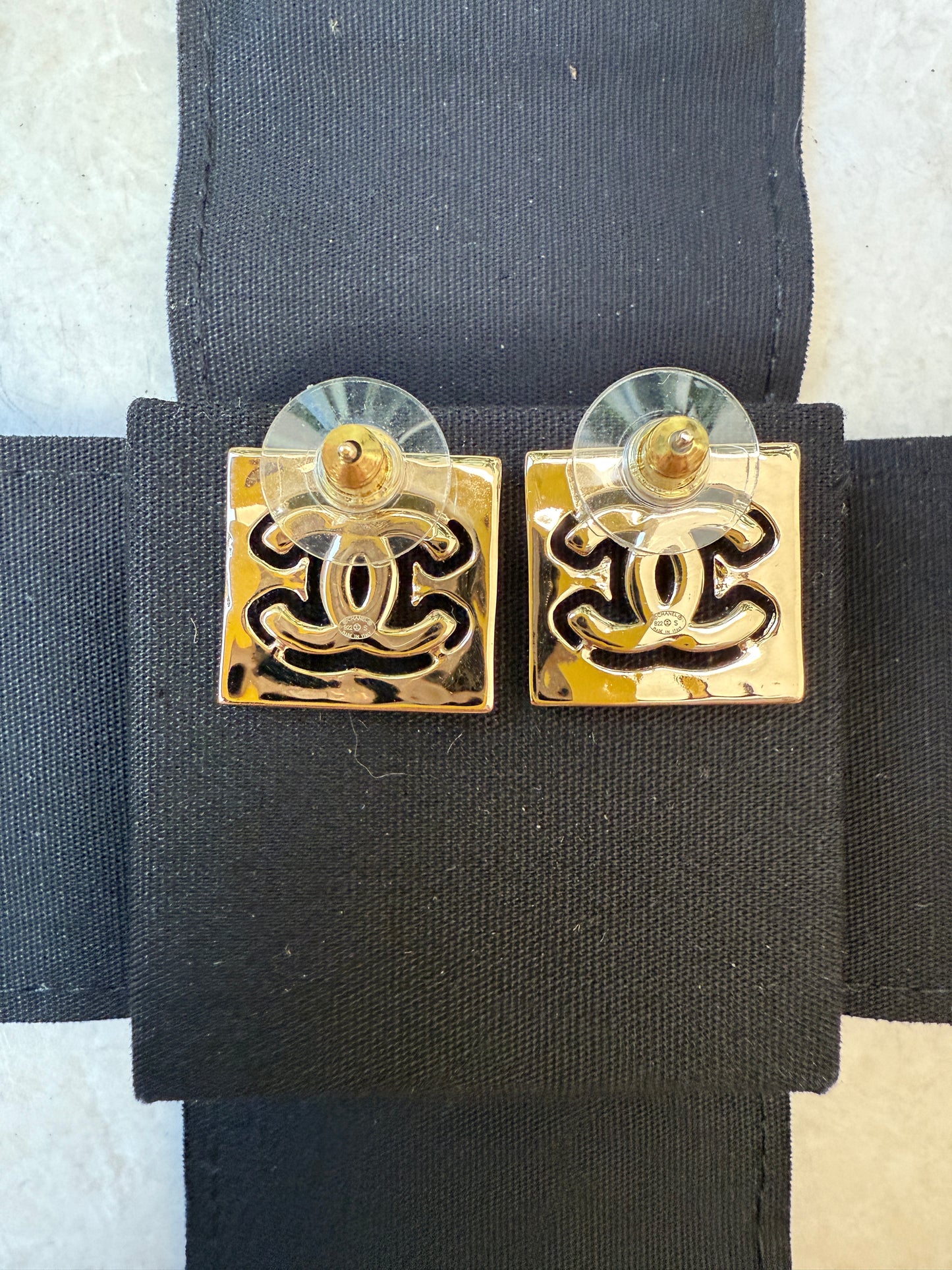 2022S CHANEL RUNWAY SQUARE GOLD CC LOGO WHITE CRYSTALS EARRINGS STUDS 22S STRASS