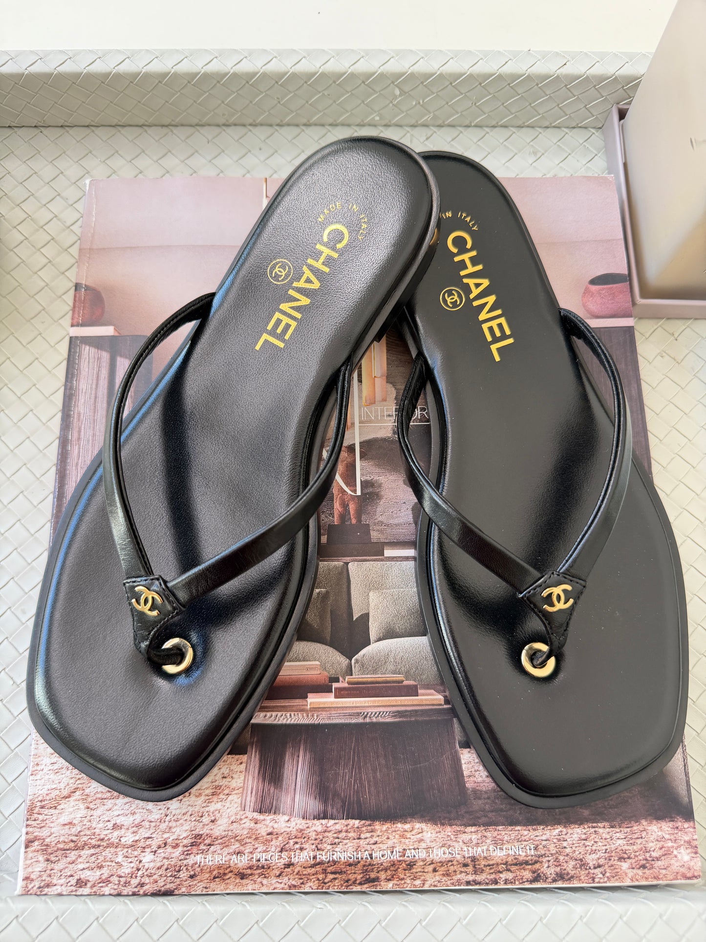 Chanel 2026 MÉTIERS D’ART Black Leather Gold CC Logo Flip Flops Slides Flat Sandals Thongs