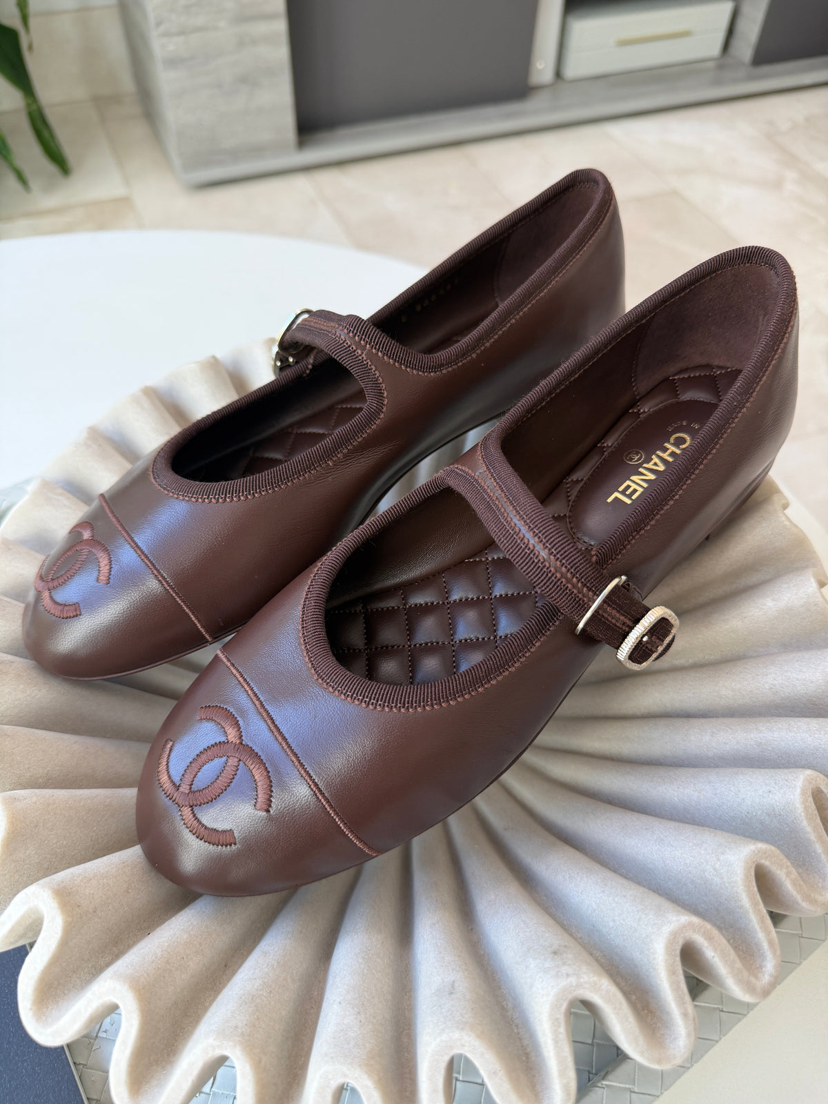 CHANEL CC LOGO BROWN MARRON FONCE LEATHER MARYJANE BALLET FLATS SHOES GHW