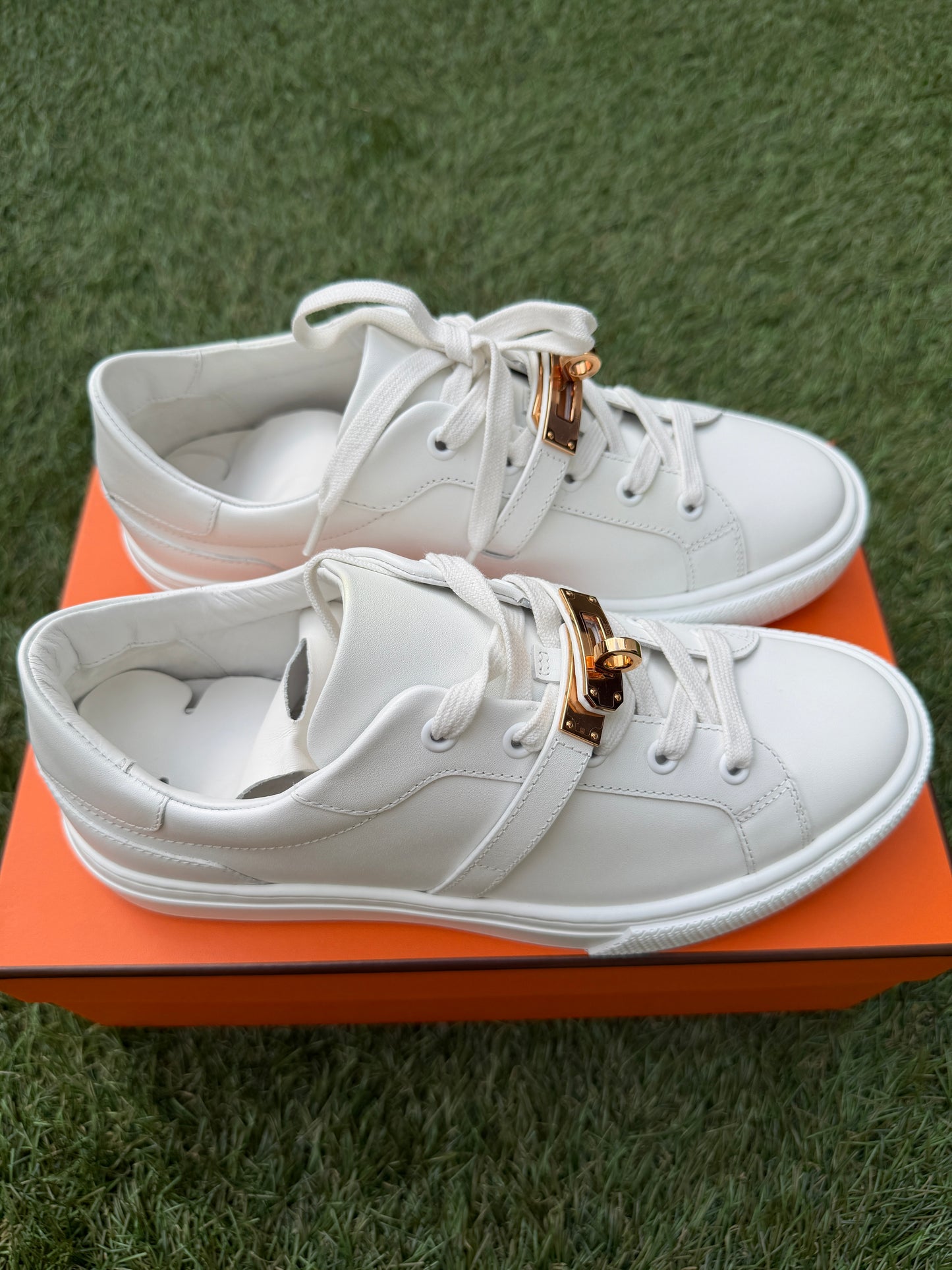 $1.7K HERMES KELLY BUCKLE DAY WHITE BLANC LEATHER WITH ROSE GOLD HW SNEAKERS