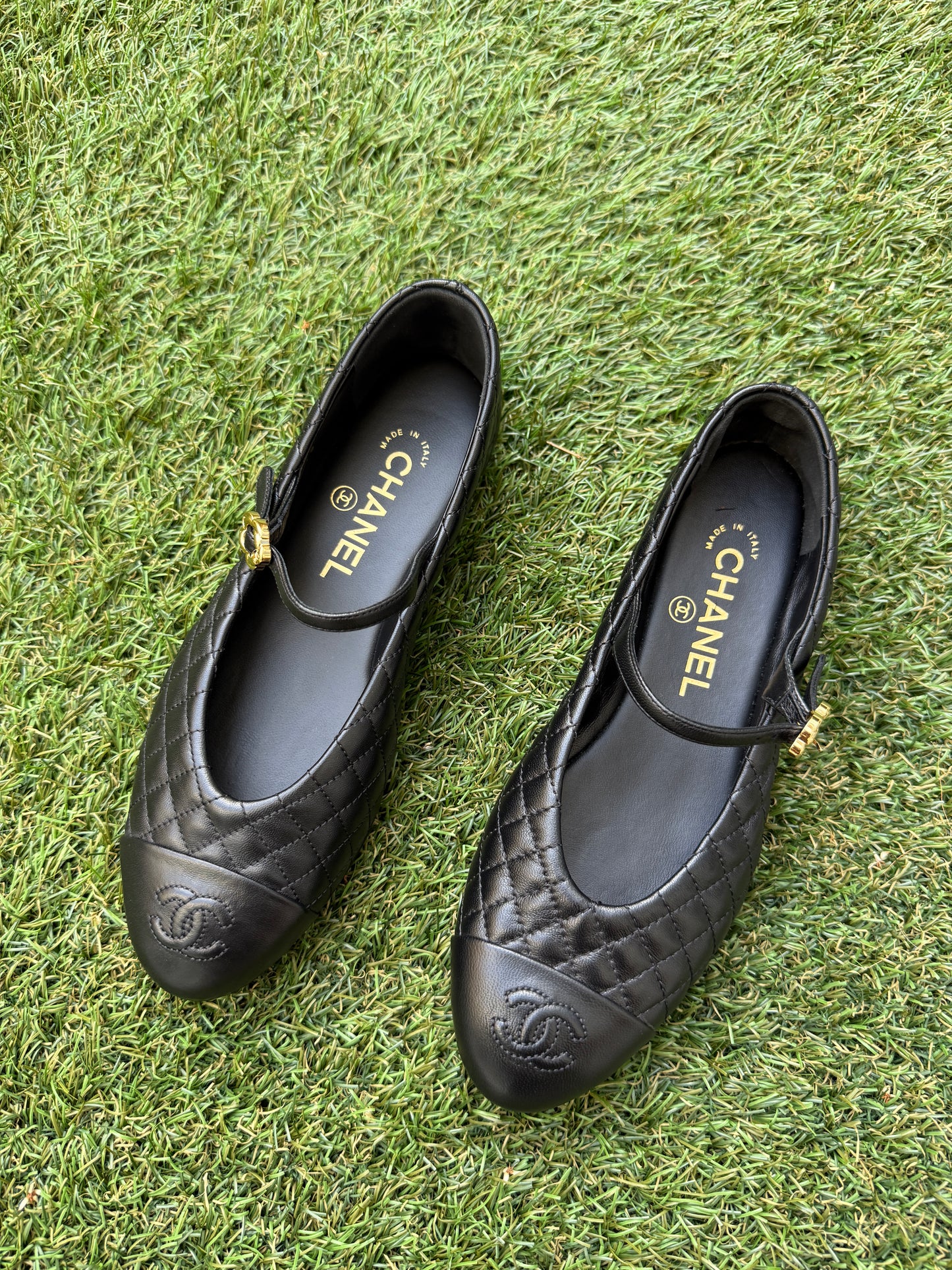 CHANEL CC LOGO BLACK LEATHER MARYJANE BALLET FLATS GOLD BUCKLE 37/37C MISMATCH