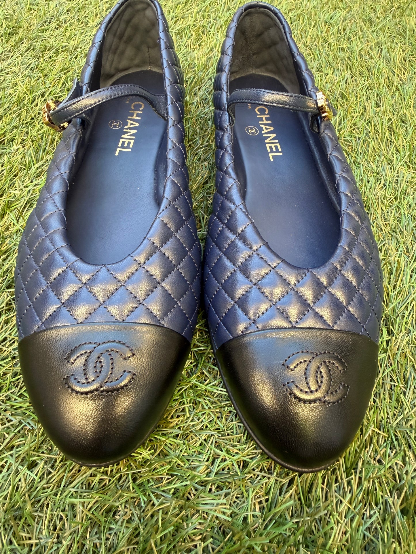 2025 CHANEL CC LOGO BLUE NAVY LEATHER MARYJANE BALLET BALLERINA FLATS SHOES GOLD BUCKLE QUILTED BLACK CAP TOE