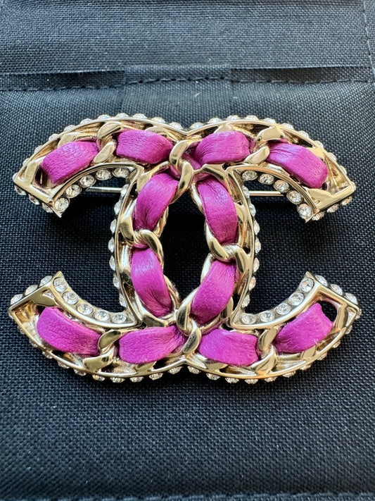 CHANEL 21P GOLDEN GOLD TONE CC LOGO PINK PURPLE LEATHER CHAIN CRYSTAL BROOCH PIN