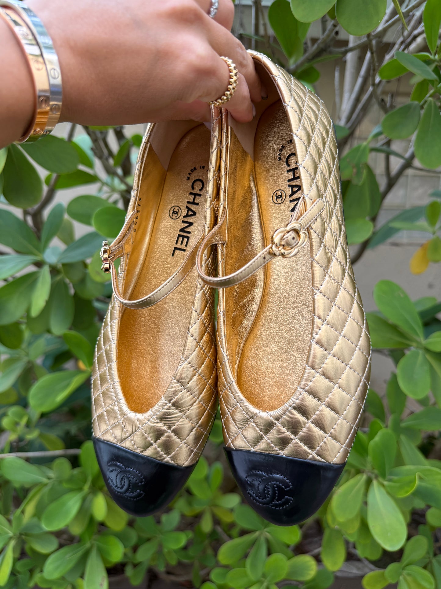 2025 CHANEL CC LOGO METALLIC GOLD LEATHER MARYJANE BALLET BALLERINA FLATS SHOES BUCKLE QUILTED PATENT BLACK CAP TOE