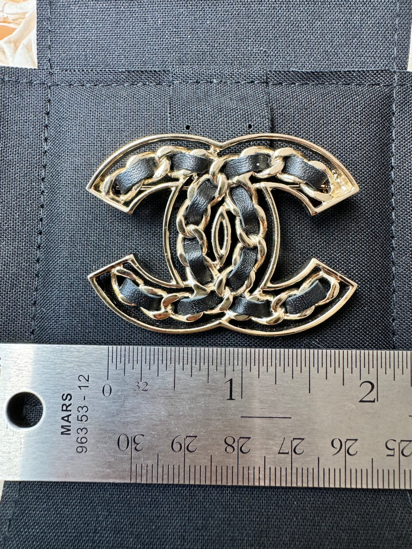 CHANEL 19P CLASSIC GOLD TONE LARGE BIG CC LOGO CHAIN BLACK LEATHER BROOCH PIN