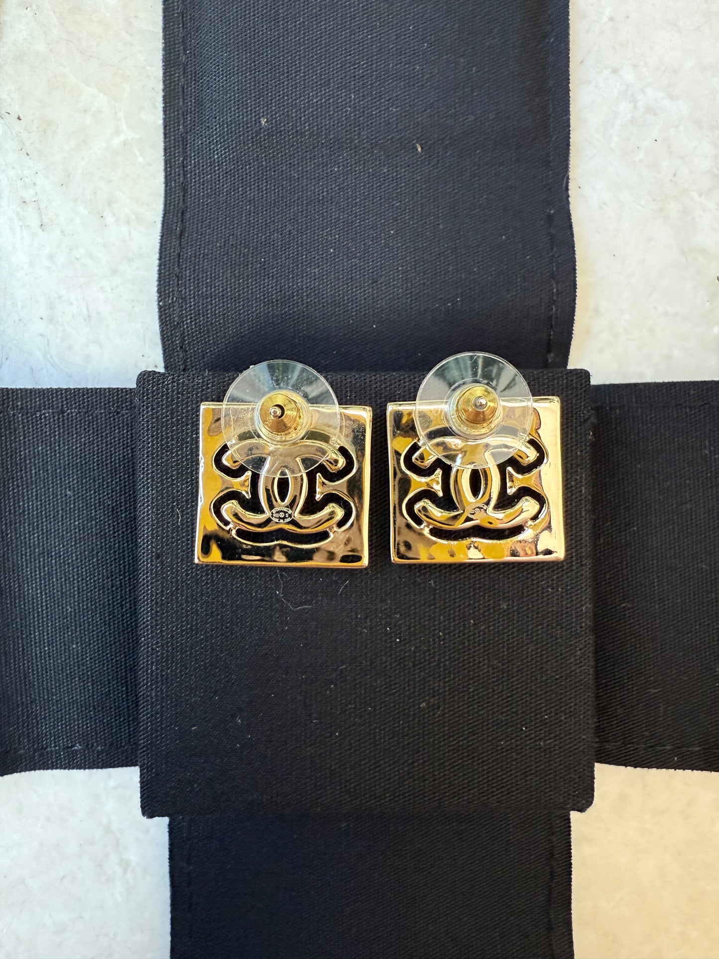 2022S CHANEL RUNWAY SQUARE GOLD CC LOGO WHITE CRYSTALS EARRINGS STUDS 22S STRASS