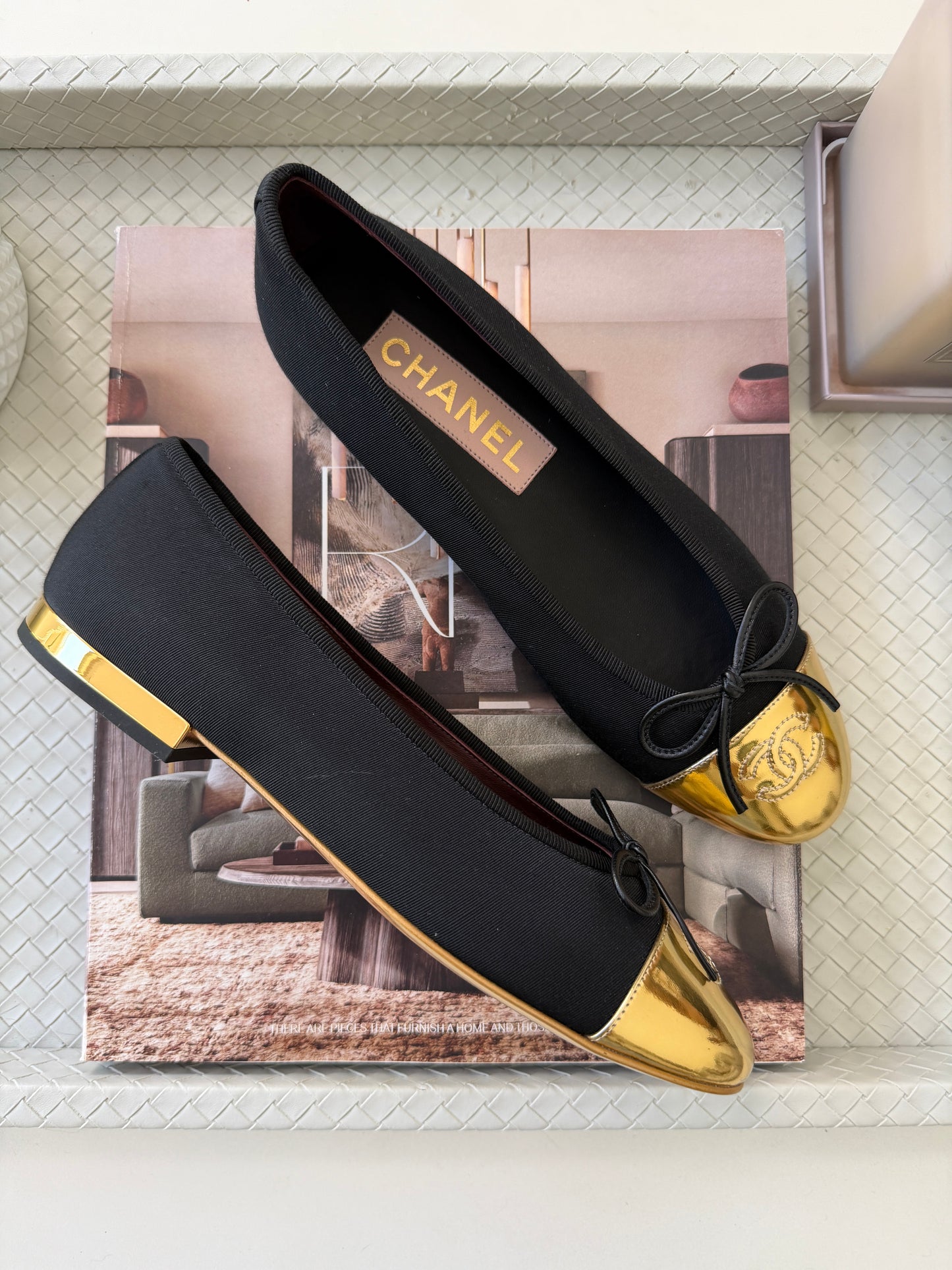 CHANEL GOLD METALLIC GROSGRAIN CC LOGO CAPTOE BLACK FABRIC BALLET FLATS SHOES