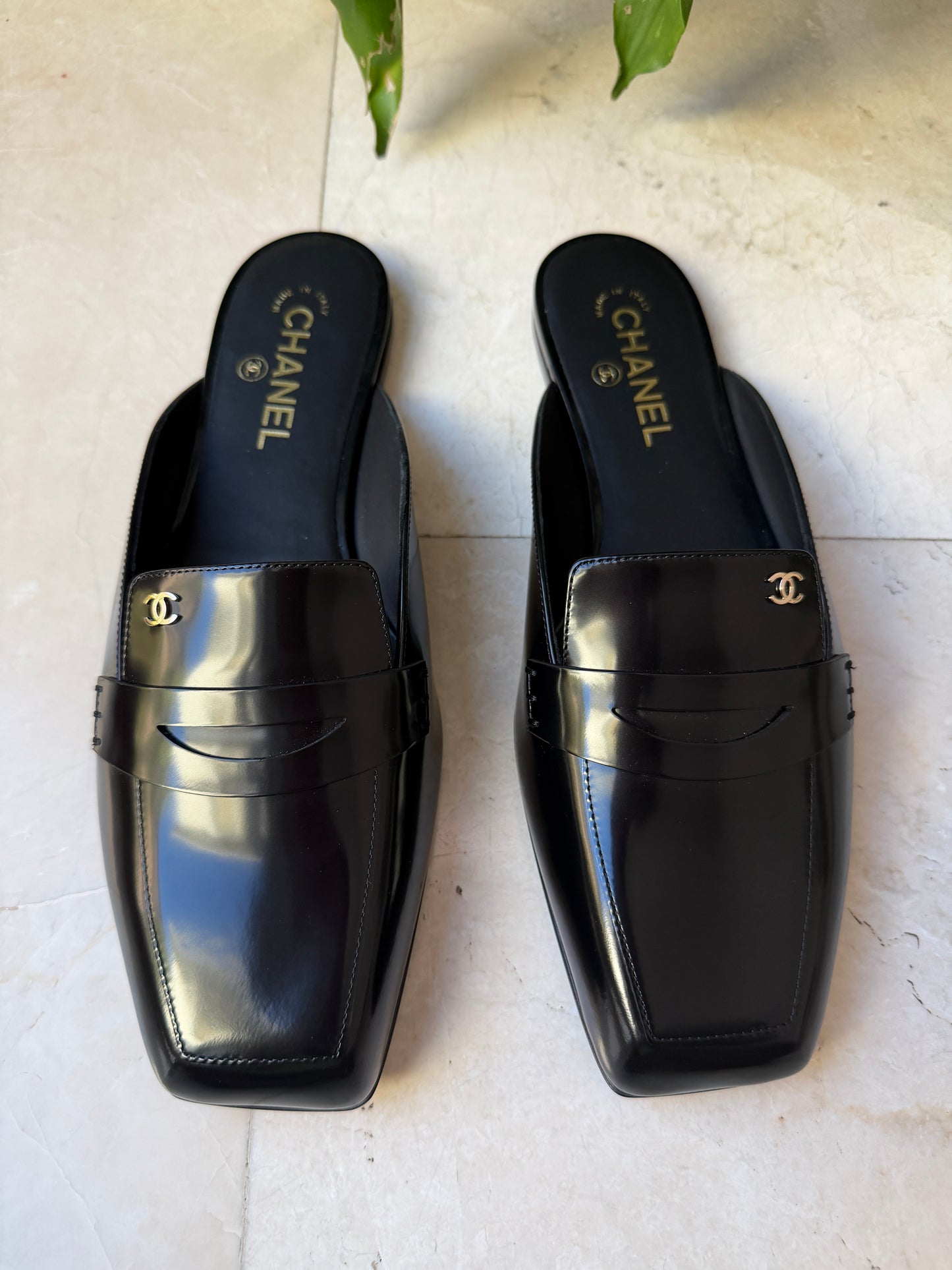 CHANEL F/W 2026 BLACK SHINY CALFSKIN LEATHER MULE LOAFERS  SQUARE TOE BLAZY MULES SLIDES