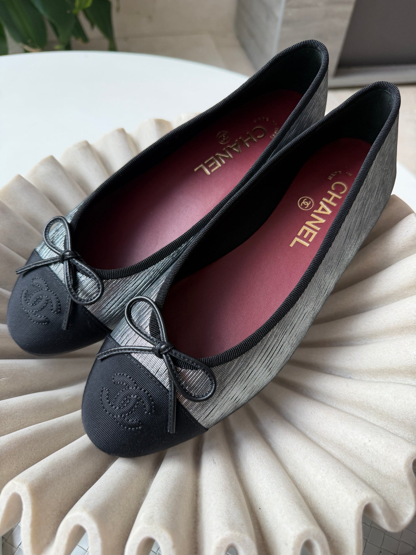 CHANEL SILVER BLACK GROSGRAIN CC LOGO CAP TOE 2026 BALLERINA BALLET FLATS