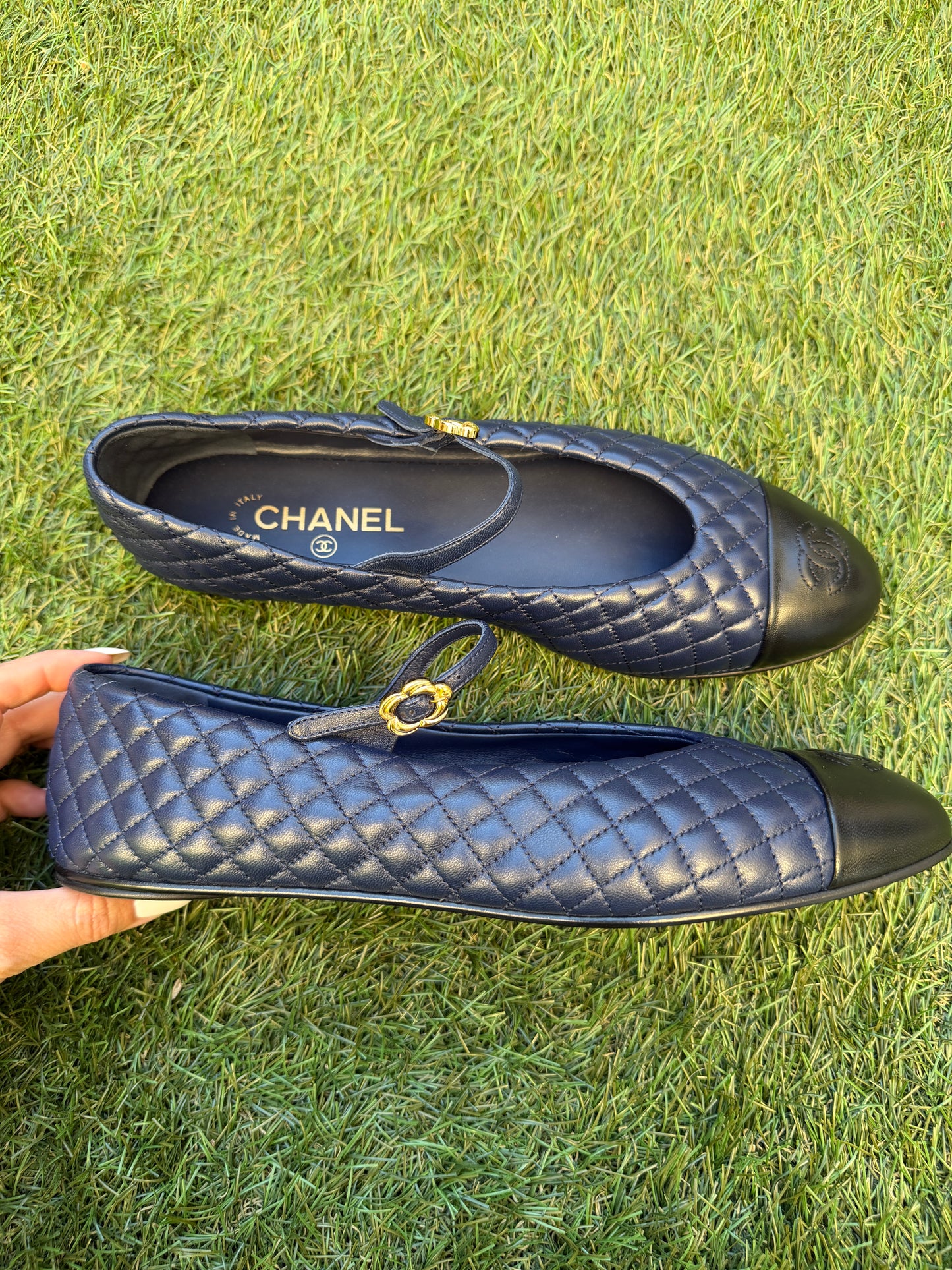 2025 CHANEL CC LOGO BLUE NAVY LEATHER MARYJANE BALLET BALLERINA FLATS SHOES GOLD BUCKLE QUILTED BLACK CAP TOE