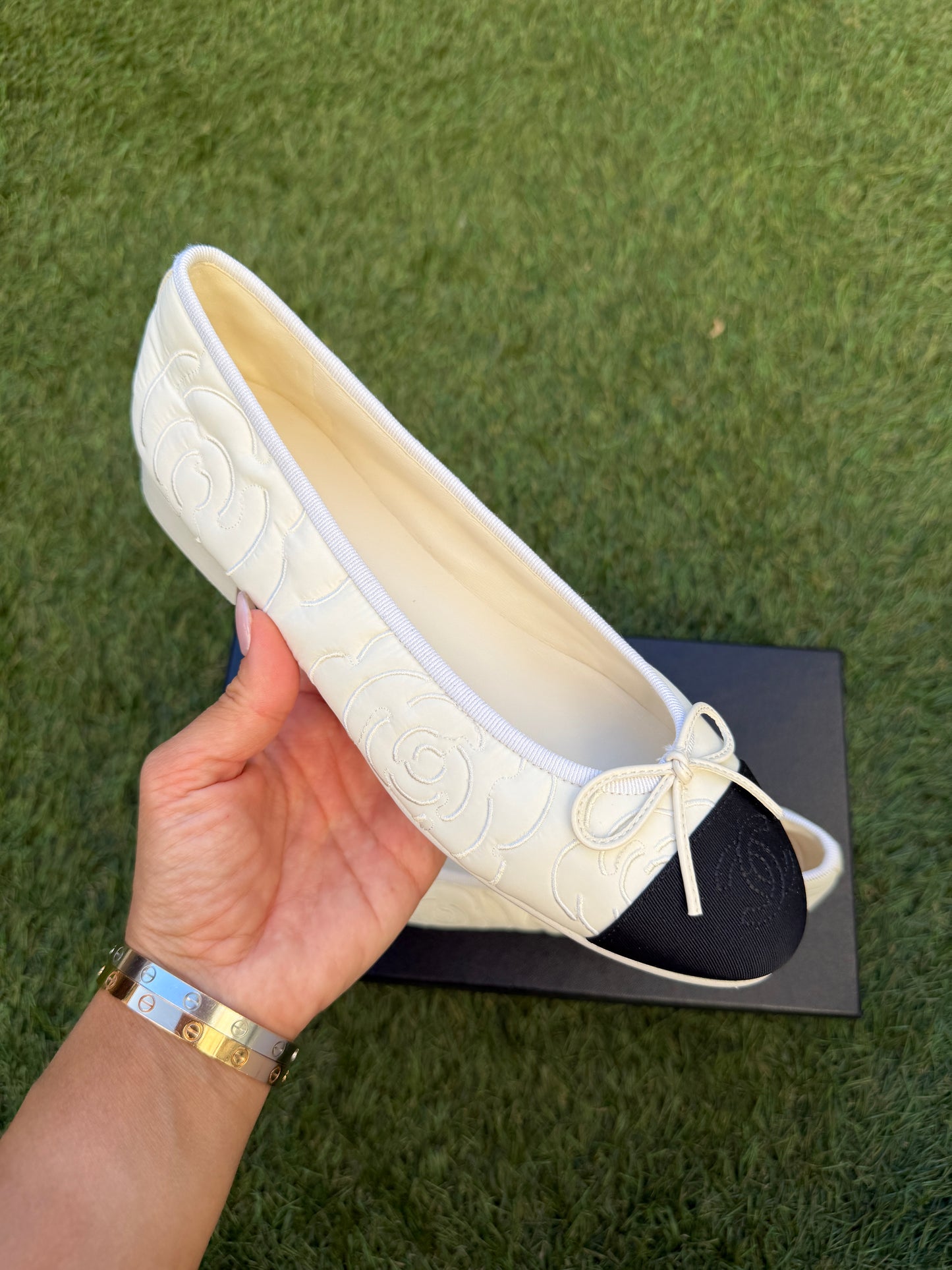 CHANEL WHITE LOGO CAMELLIA EMBOSSED EMBROIDERED FABRIC NYLON BALLET BALLERINA FLATS CAP TOE