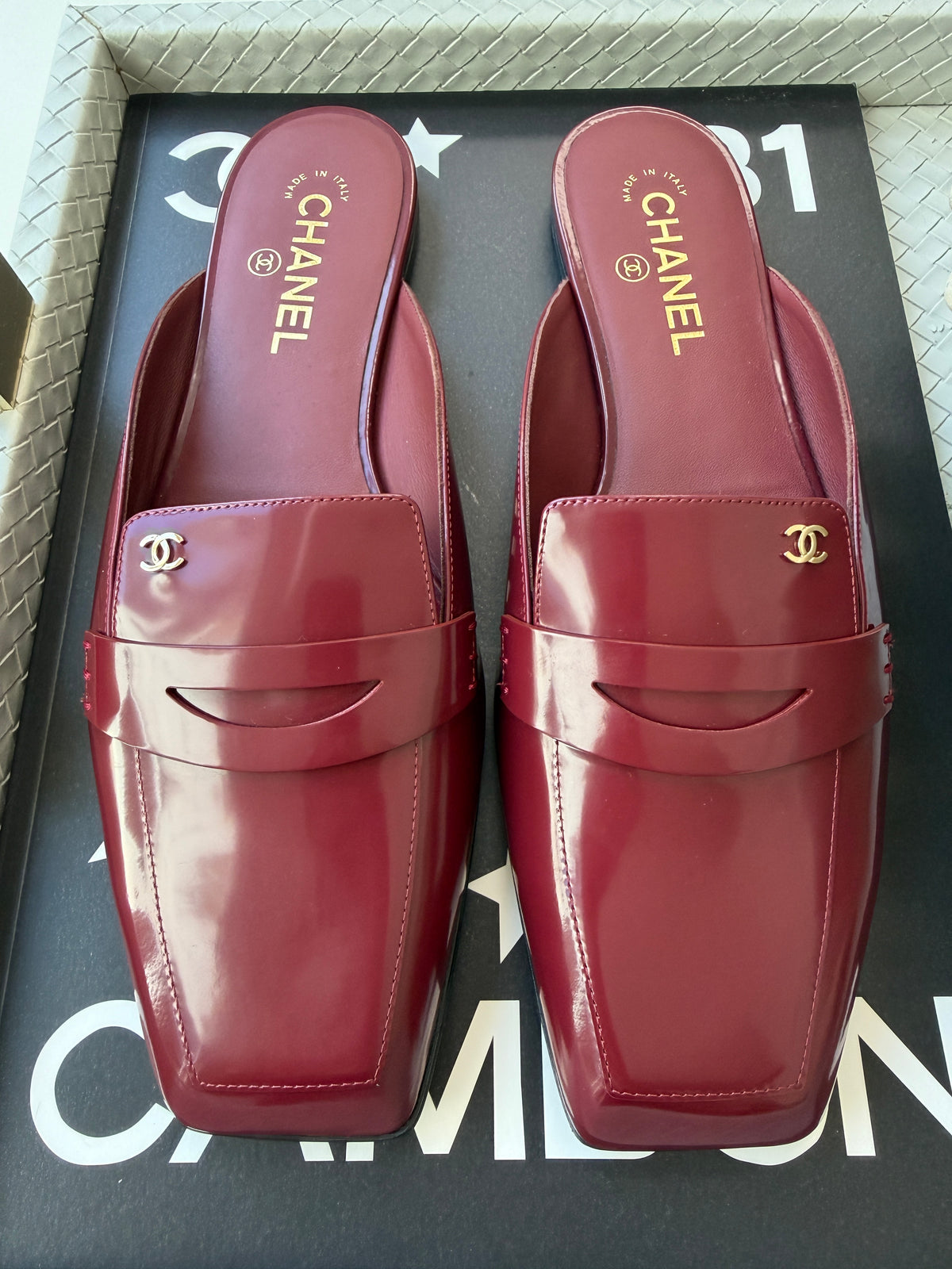 CHANEL F/W 2026 BURGUNDY SHINY CALFSKIN LEATHER MULE LOAFERS  SQUARE TOE BLAZY MULES SLIDES