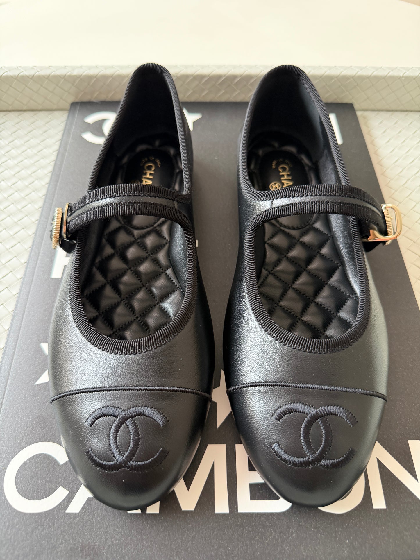 2026 CHANEL CC LOGO BLACK LEATHER CAP TOE MARYJANE BALLET FLATS SHOES GOLD BUCKLE