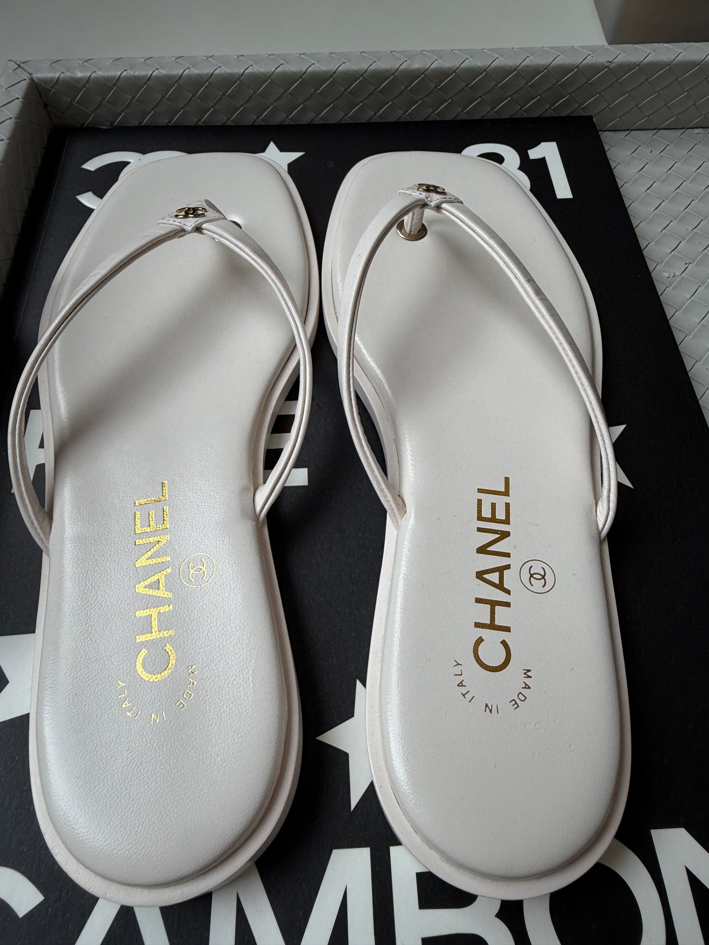 Chanel 2026 MÉTIERS D’ART Ivory White Leather Gold CC Logo Flip Flops Slides Flat Sandals Thongs