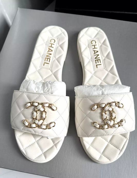 2023 CHANEL CC CHAIN LOGO WHITE QUILTED LEATHER FLAT SHOES SLIDES SANDALS