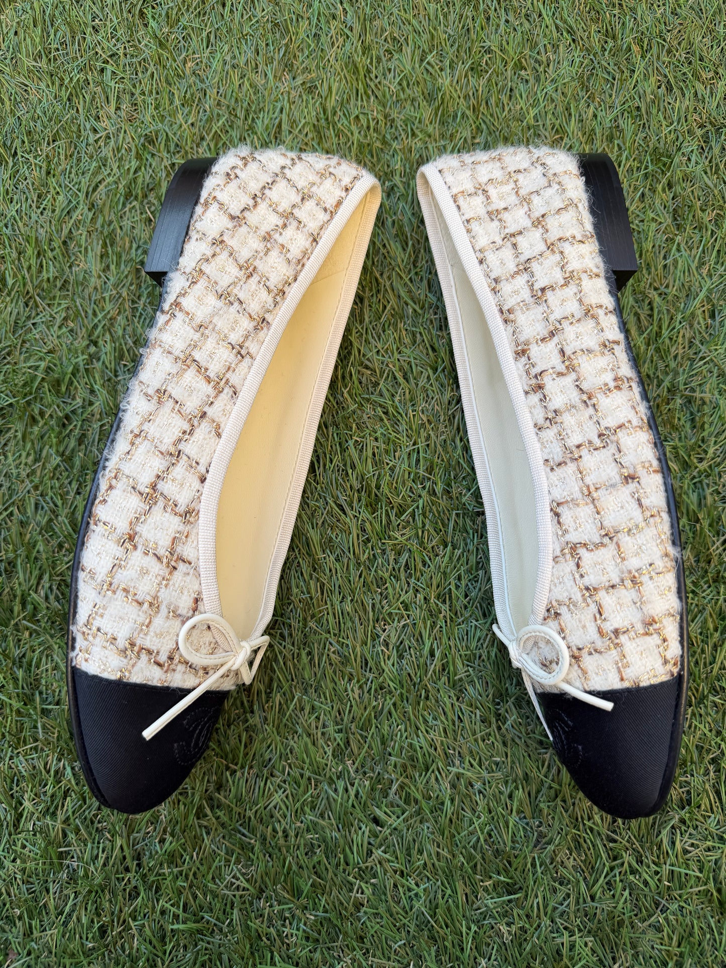 2025K CHANEL WOOL MOHAIR TWEED ECRU BEIGE GOLD FABRIC BALLET FLATS SHOES