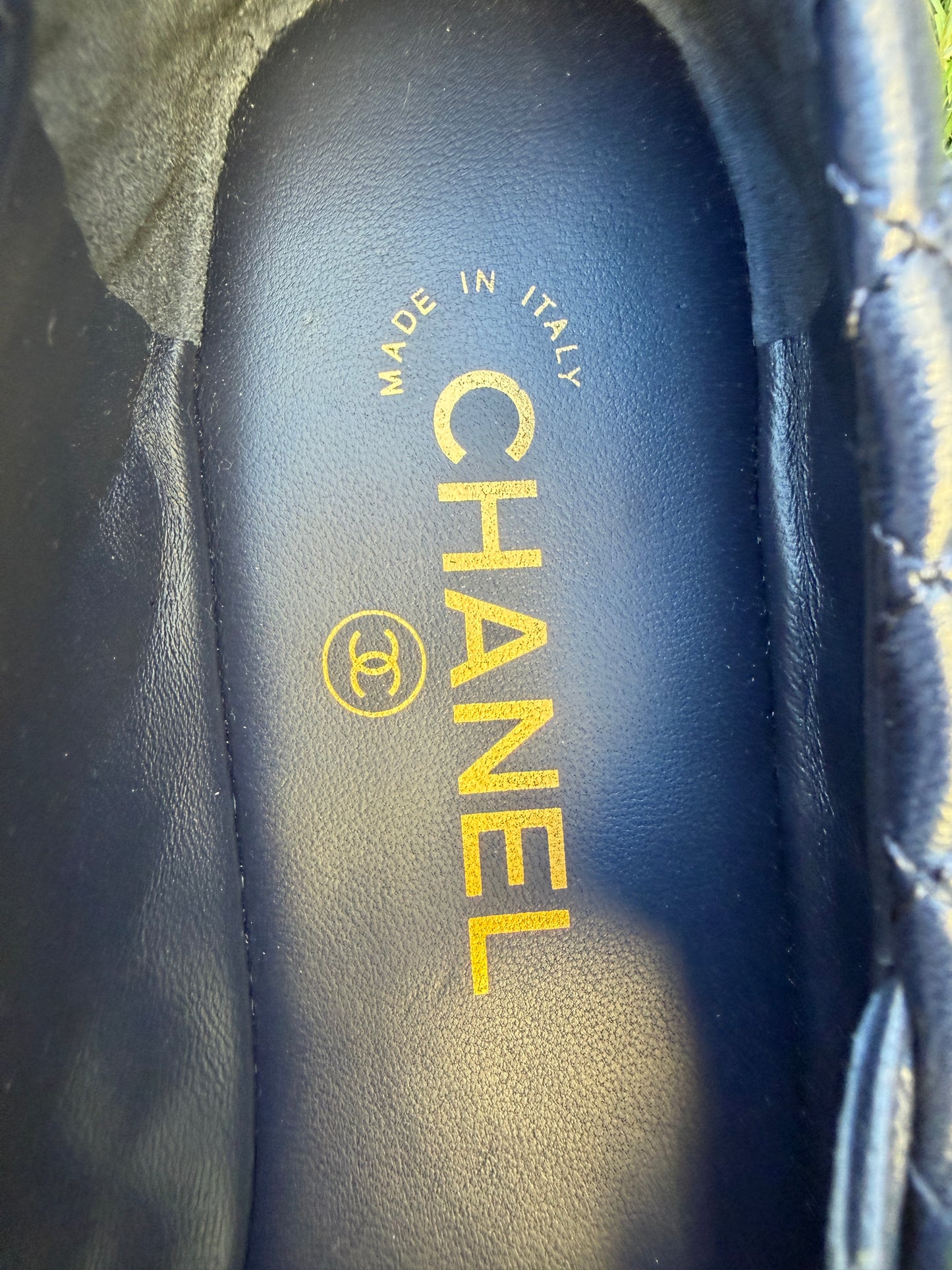 2025 CHANEL CC LOGO BLUE NAVY LEATHER MARYJANE BALLET BALLERINA FLATS SHOES GOLD BUCKLE QUILTED BLACK CAP TOE