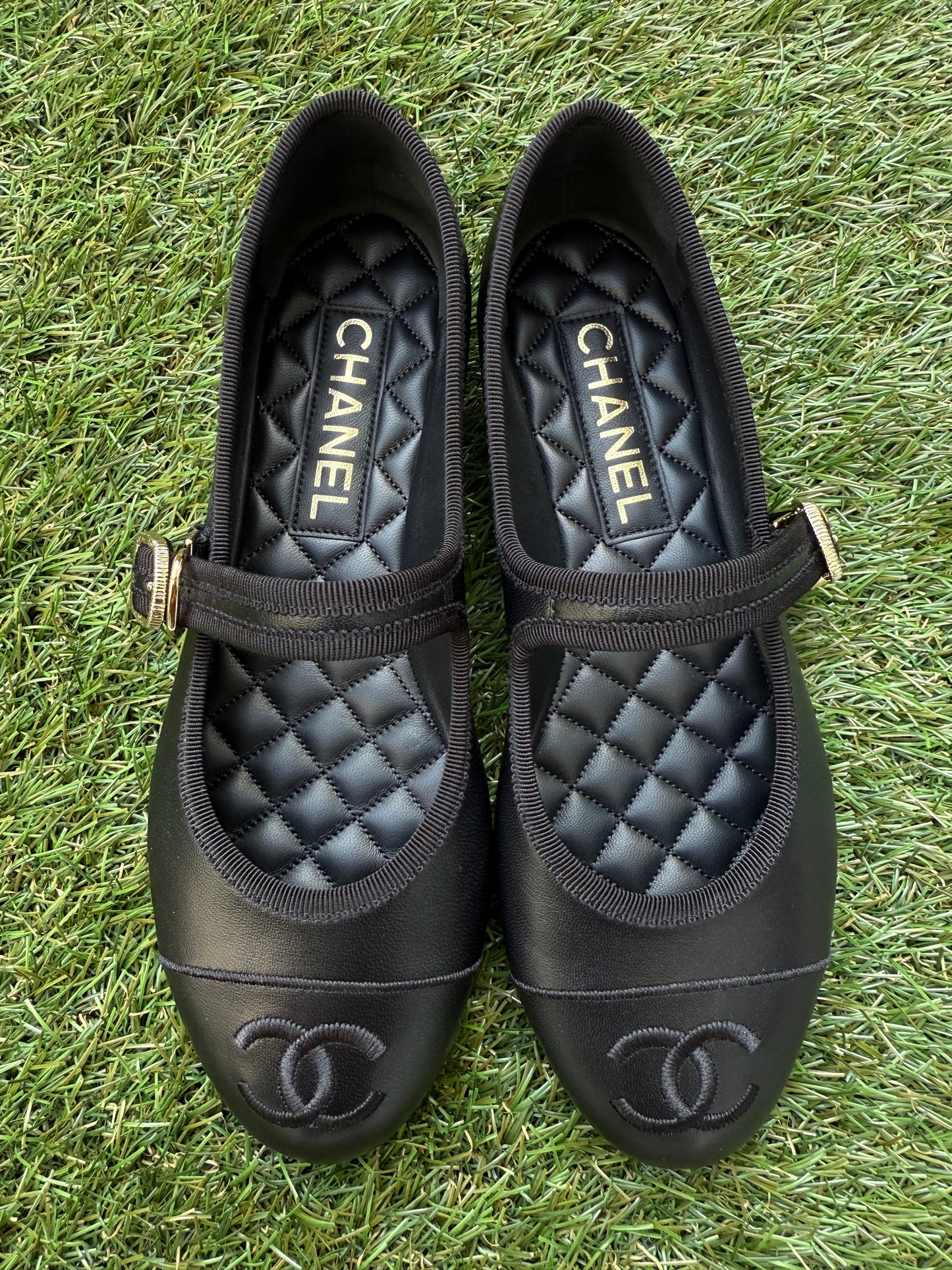 2025 CHANEL CC LOGO BLACK LEATHER CAP TOE MARYJANE BALLET FLATS SHOES GOLD BUCKLE