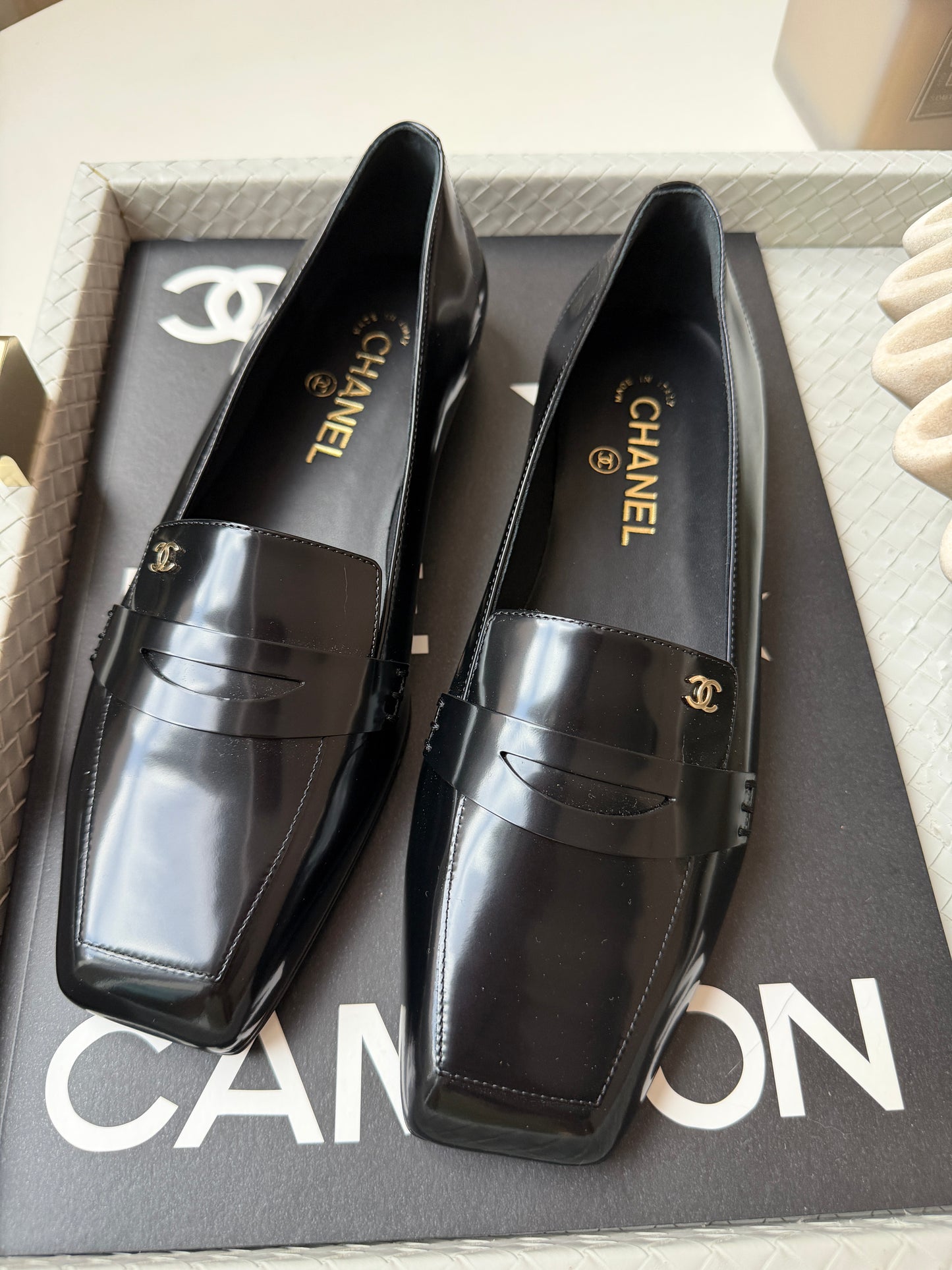 CHANEL F/W 2026 BLACK SHINY CALFSKIN LEATHER LOAFERS SQUARE TOE BLAZY FLATS