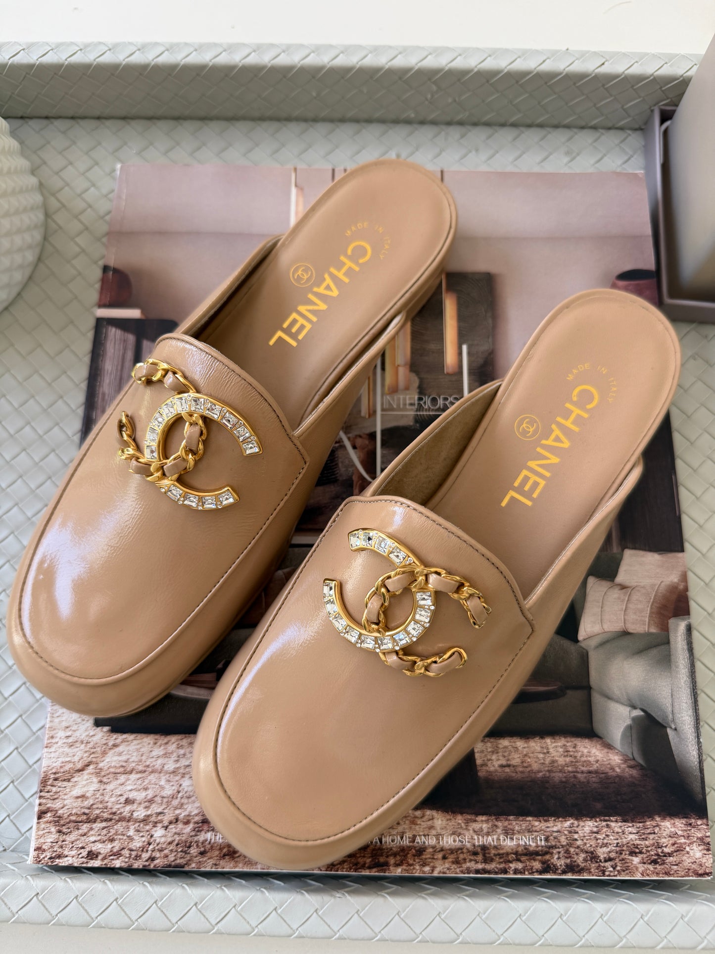 CHANEL GOLD CC LOGO WITH CRYSTALS CHAIN GOLD BEIGE NUDE PATENT LEATHER MULES SLIDES FLATS