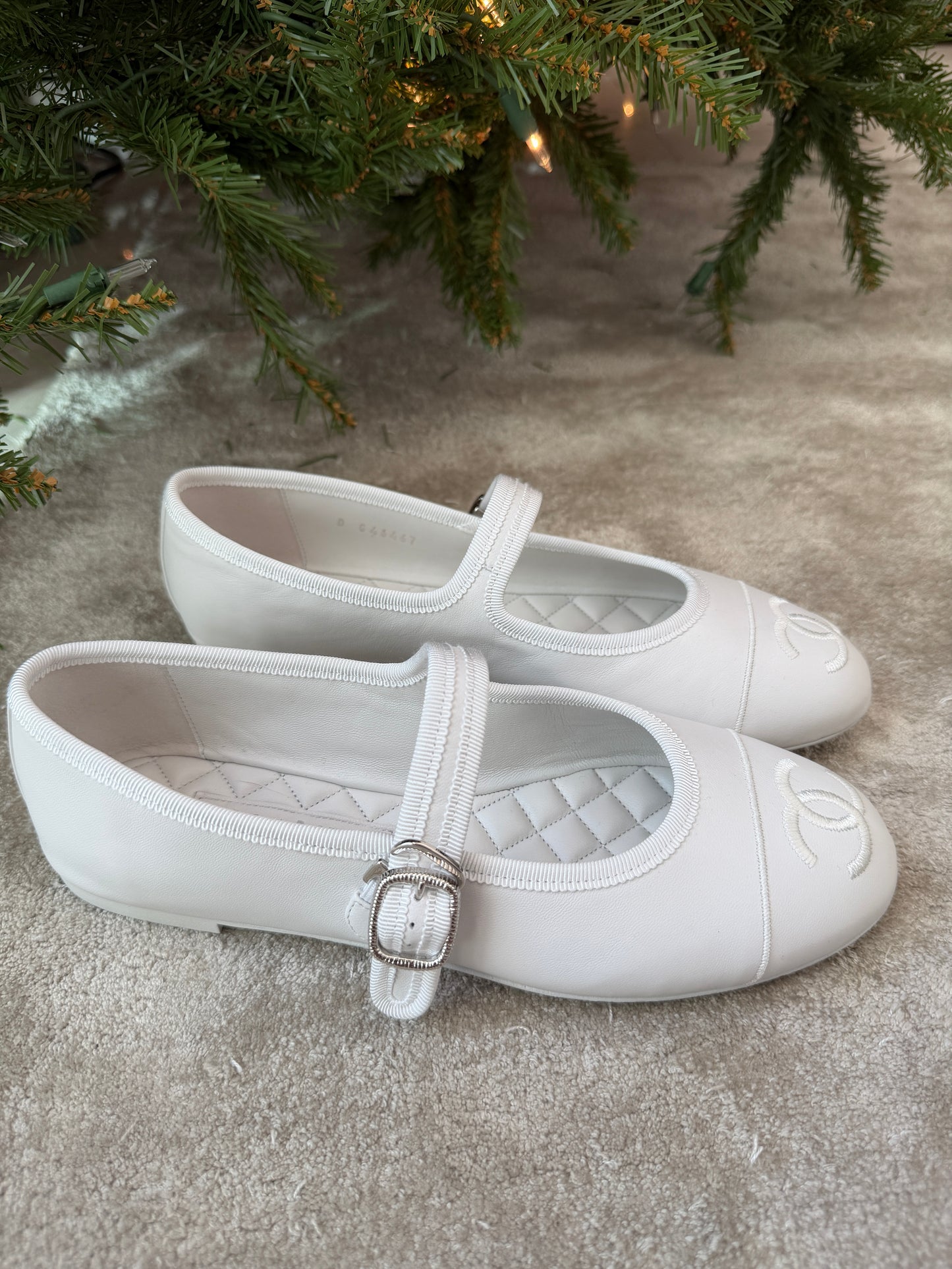 CHANEL CC LOGO WHITE LEATHER CAP TOE MARYJANE BALLET FLATS WITH SILVER BUCKLE BALLERINA