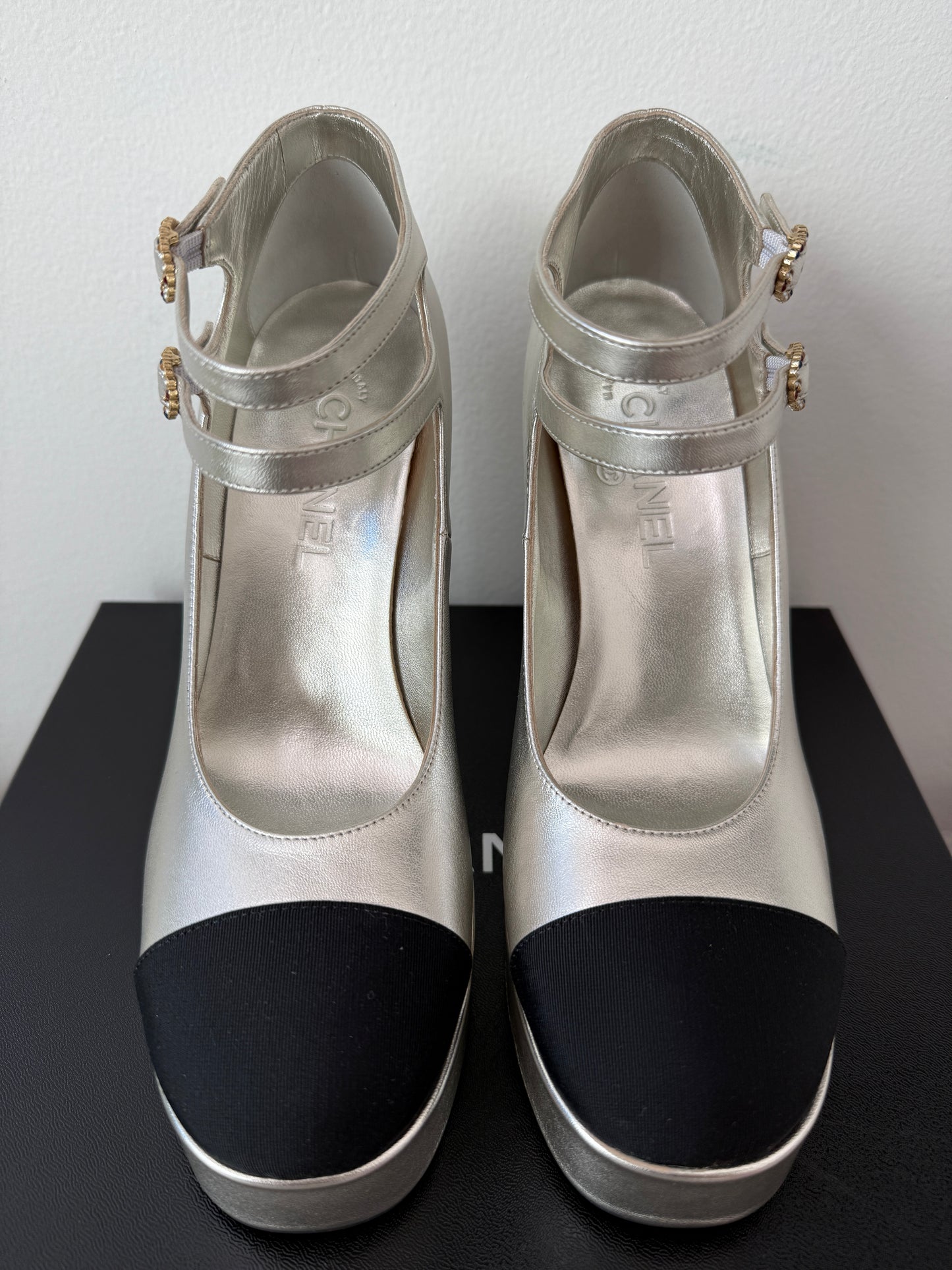 2025 CHANEL BLACK CC LOGO CAPTOE SILVER LEATHER MARYJANE HEELS PLATFORM PUPMS