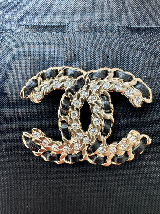 CHANEL 20V VINTAGE ALLURE GOLD LARGE CC LOGO CRYSTAL LEATHER CHAIN BROOCH PIN
