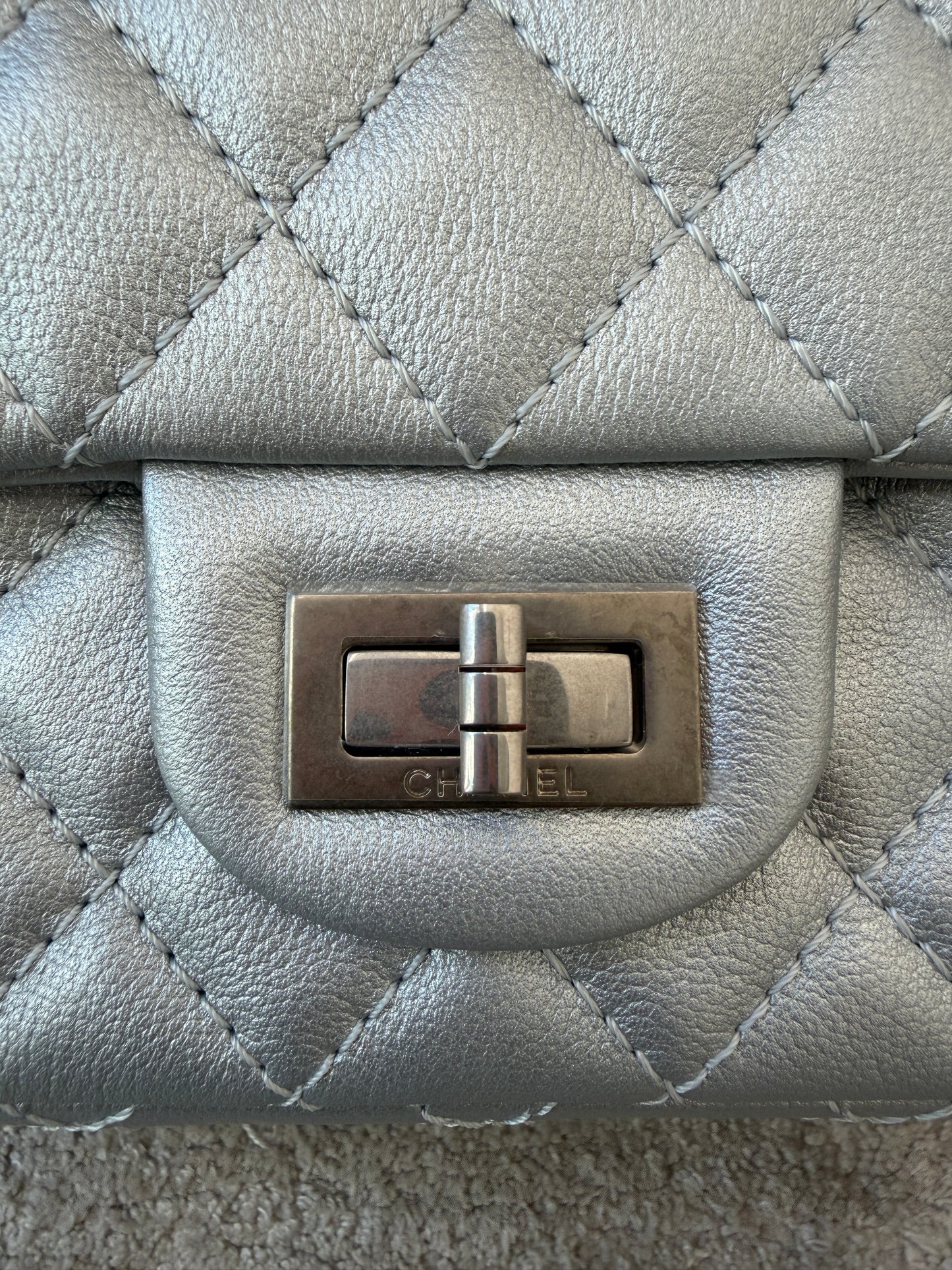 2021A CHANEL MINI REISSUE 2.55 METALLIC SILVER GOATSKIN LEATHER FLAP LEATHER BAG CHAIN CROSS BODY