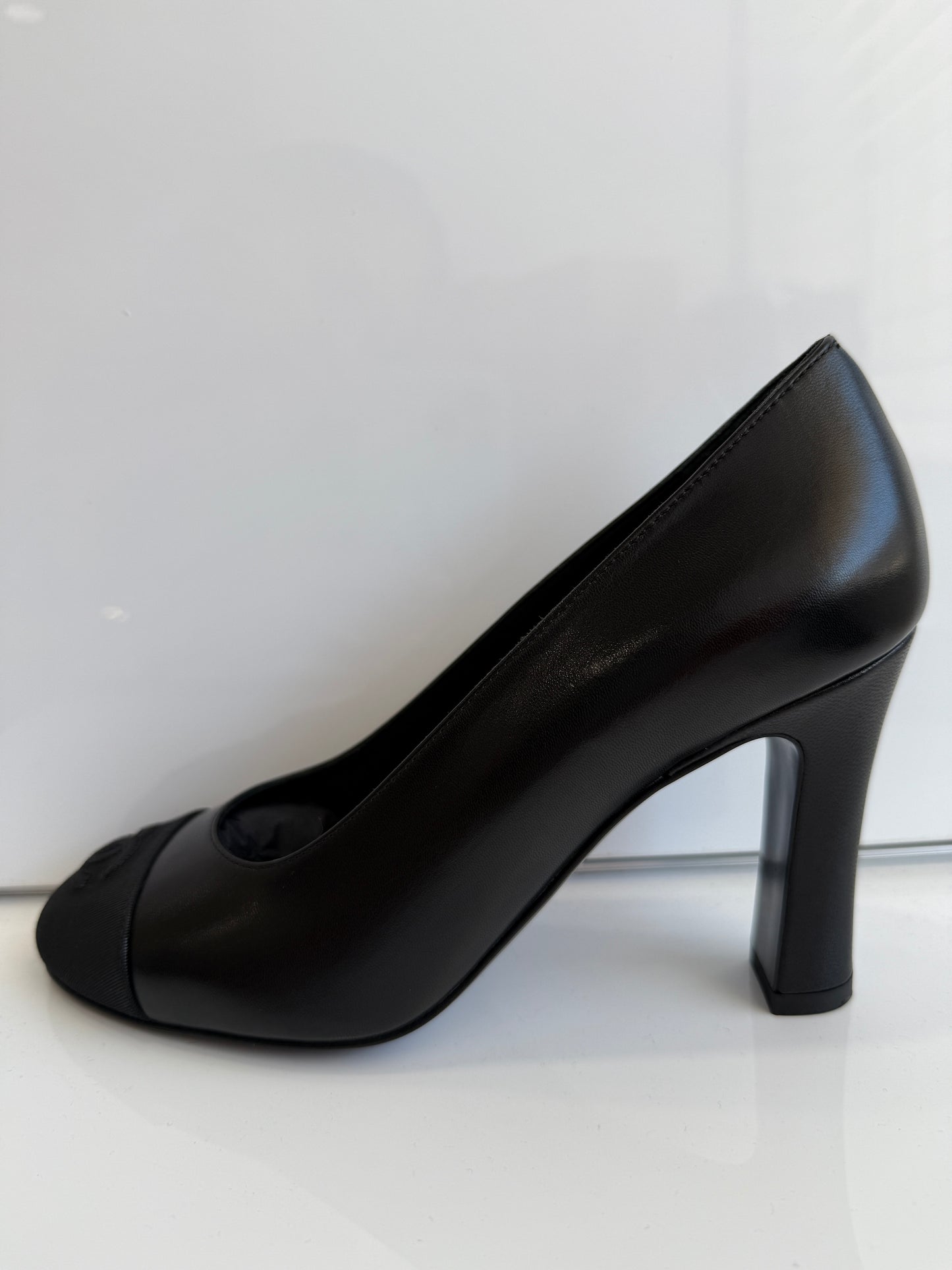 CHANEL CLASSIC CC LOGO GROSGRAIN CAP TOE BLACK LAMBSKIN LEATHER HEELS PUPMS
