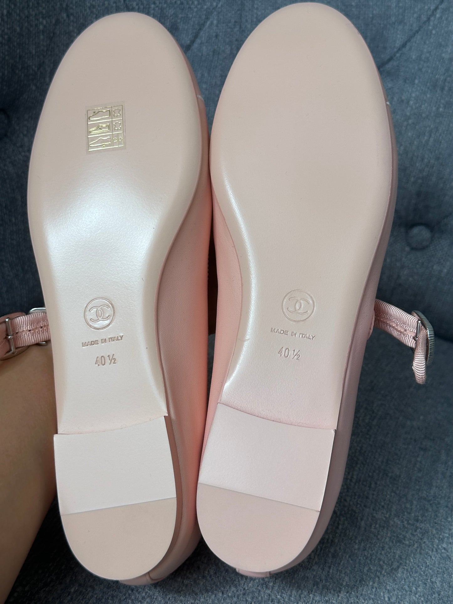CHANEL CC LOGO LIGHT PINK LEATHER CAP TOE MARYJANE BALLET FLATS SHOES GOLD BUCKLE