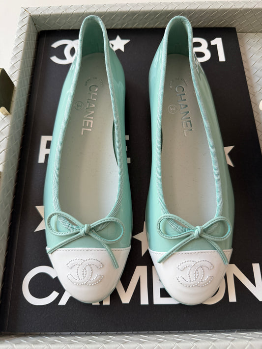 CHANEL MINTY TURQUOISE LIGHT GREEN PATENT LEATHER WHITE CC CAP TOE BALLET BALLERINA FLATS
