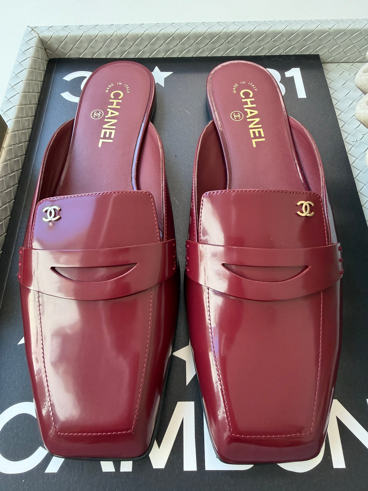 CHANEL F/W 2026 BURGUNDY SHINY CALFSKIN LEATHER MULE LOAFERS  SQUARE TOE BLAZY MULES SLIDES
