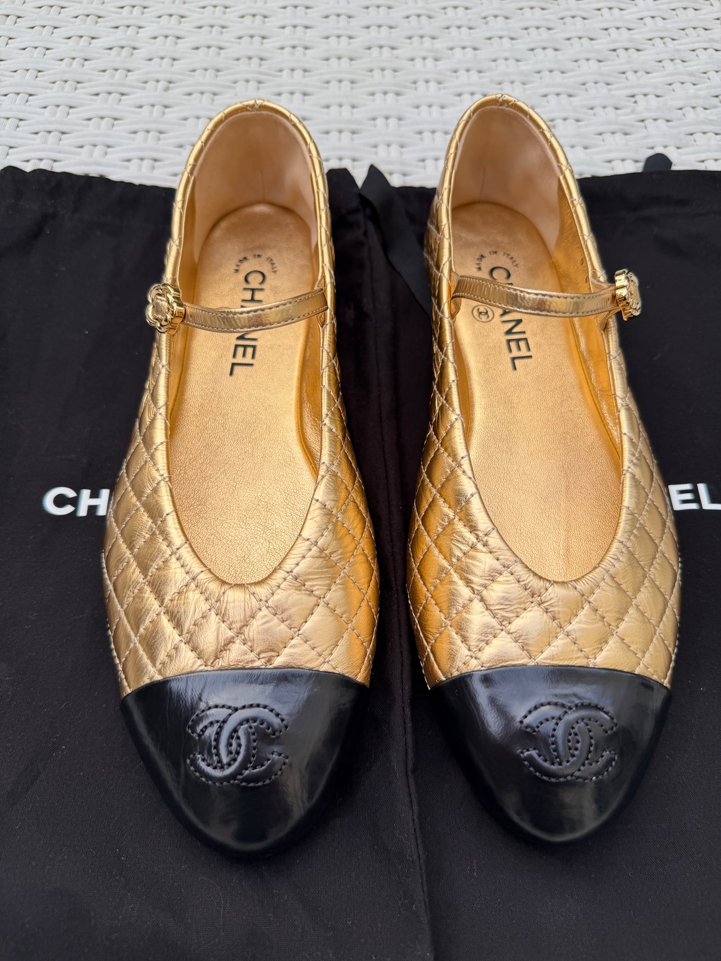 2025 CHANEL CC LOGO METALLIC GOLD LEATHER MARYJANE BALLET BALLERINA FLATS SHOES BUCKLE QUILTED PATENT BLACK CAP TOE