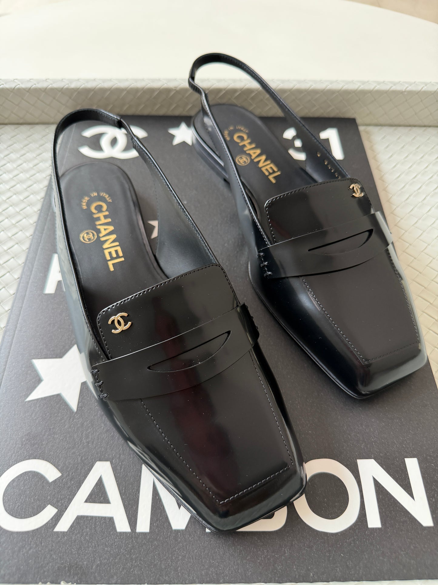 CHANEL F/W 2026 BLACK SHINY CALFSKIN LEATHER SLINGBACK LOAFER SHOES GOLD CC LOGO BLAZY