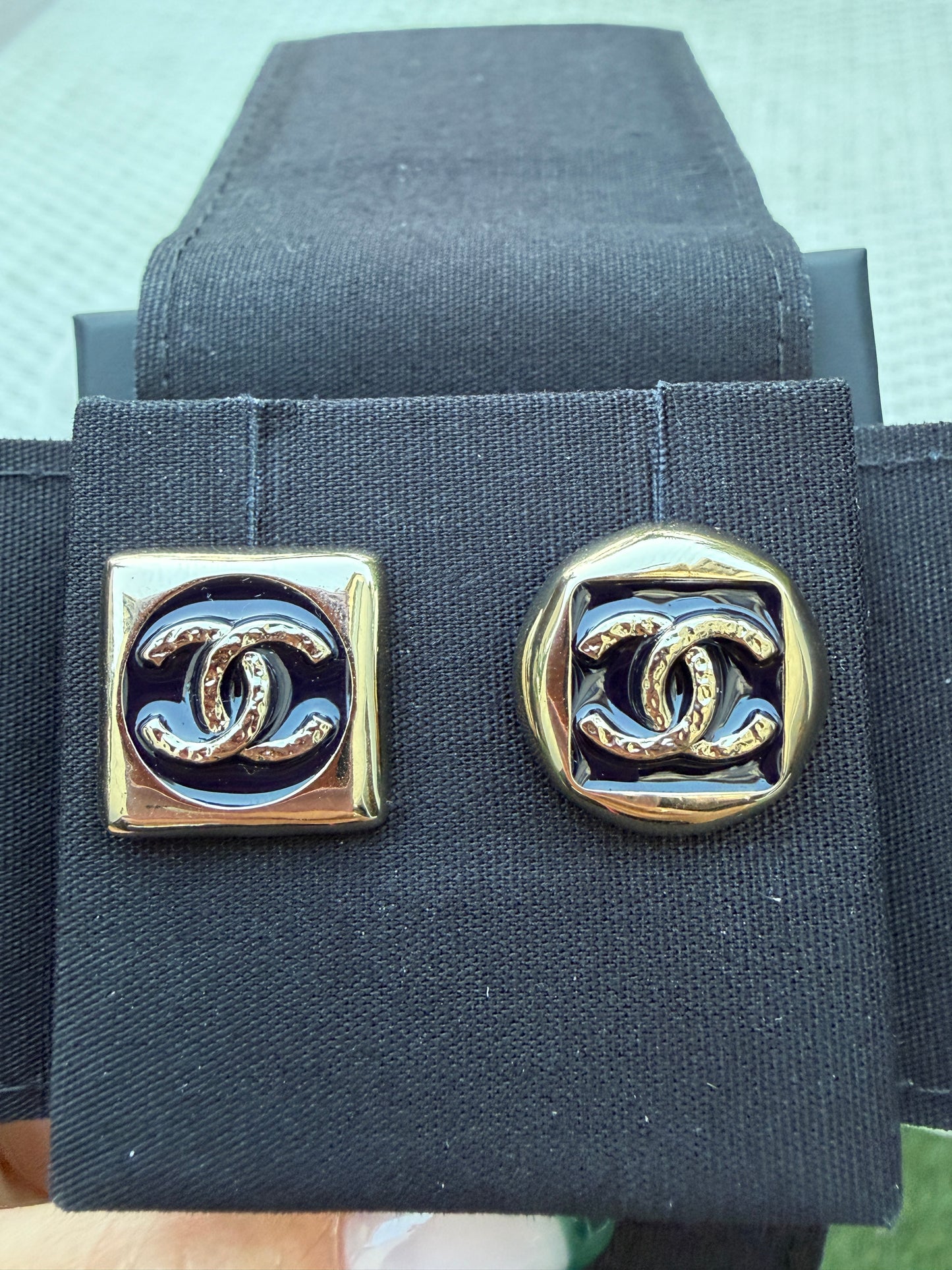 2026 C CHANEL RUNWAY SQUARE ROUND CC LOGO BLUE ENAMEL GOLD TONE EARRINGS STUDS