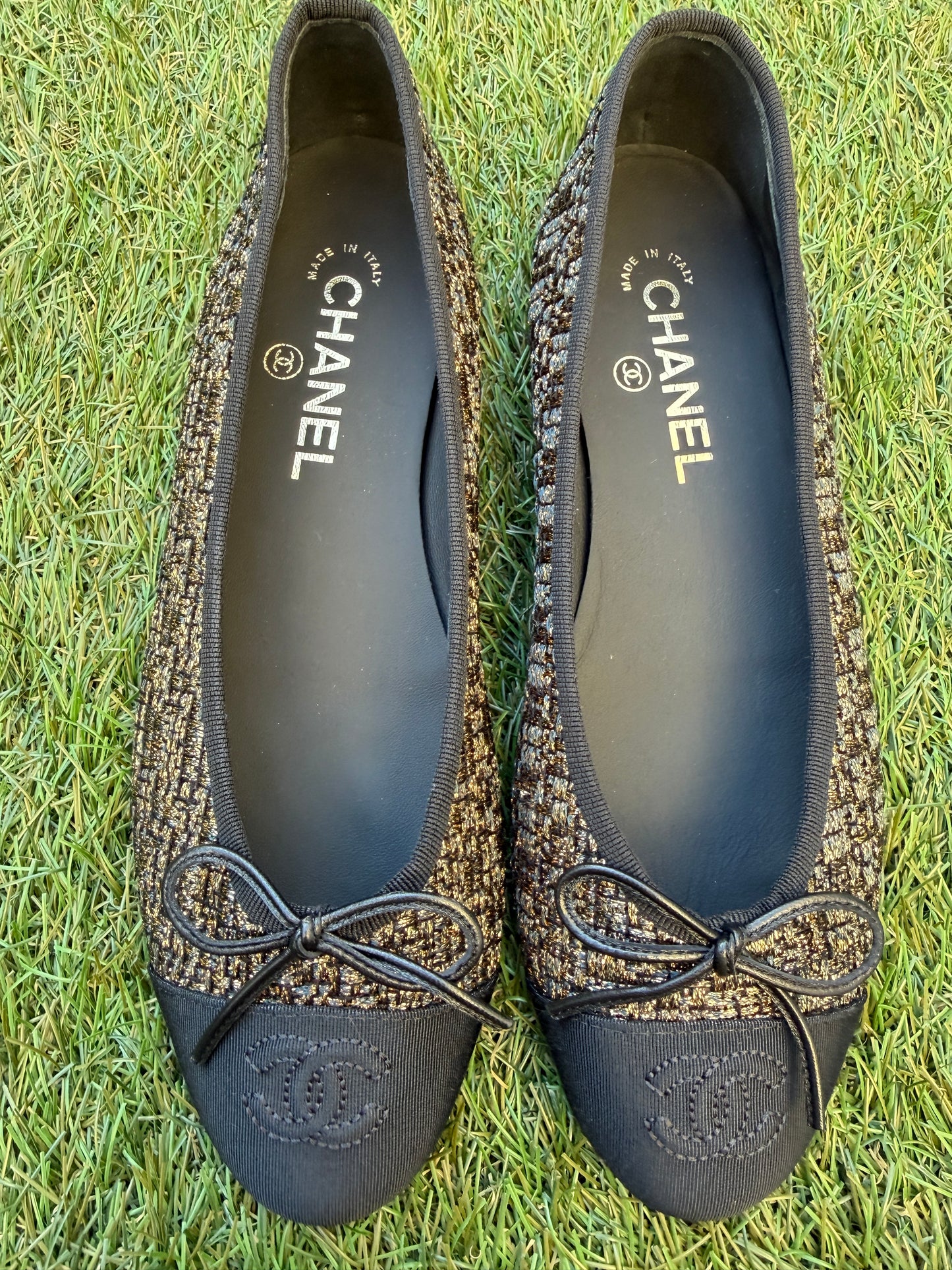CHANEL CC LOGO GOLD BLACK FABRIC TWEED BALLET BALLETINA FLATS CAP TOE  SHOES