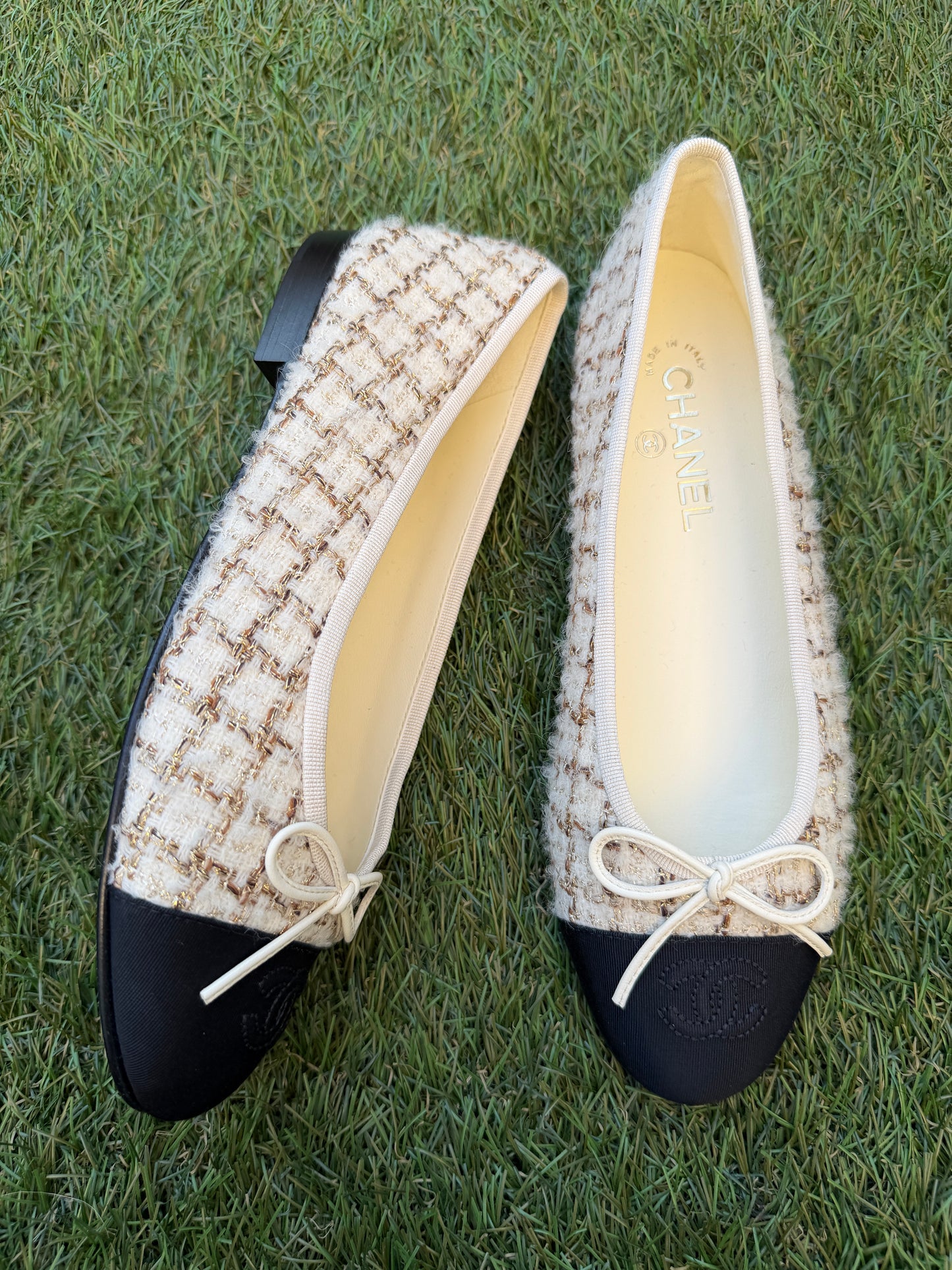2025K CHANEL WOOL MOHAIR TWEED ECRU BEIGE GOLD FABRIC BALLET FLATS SHOES
