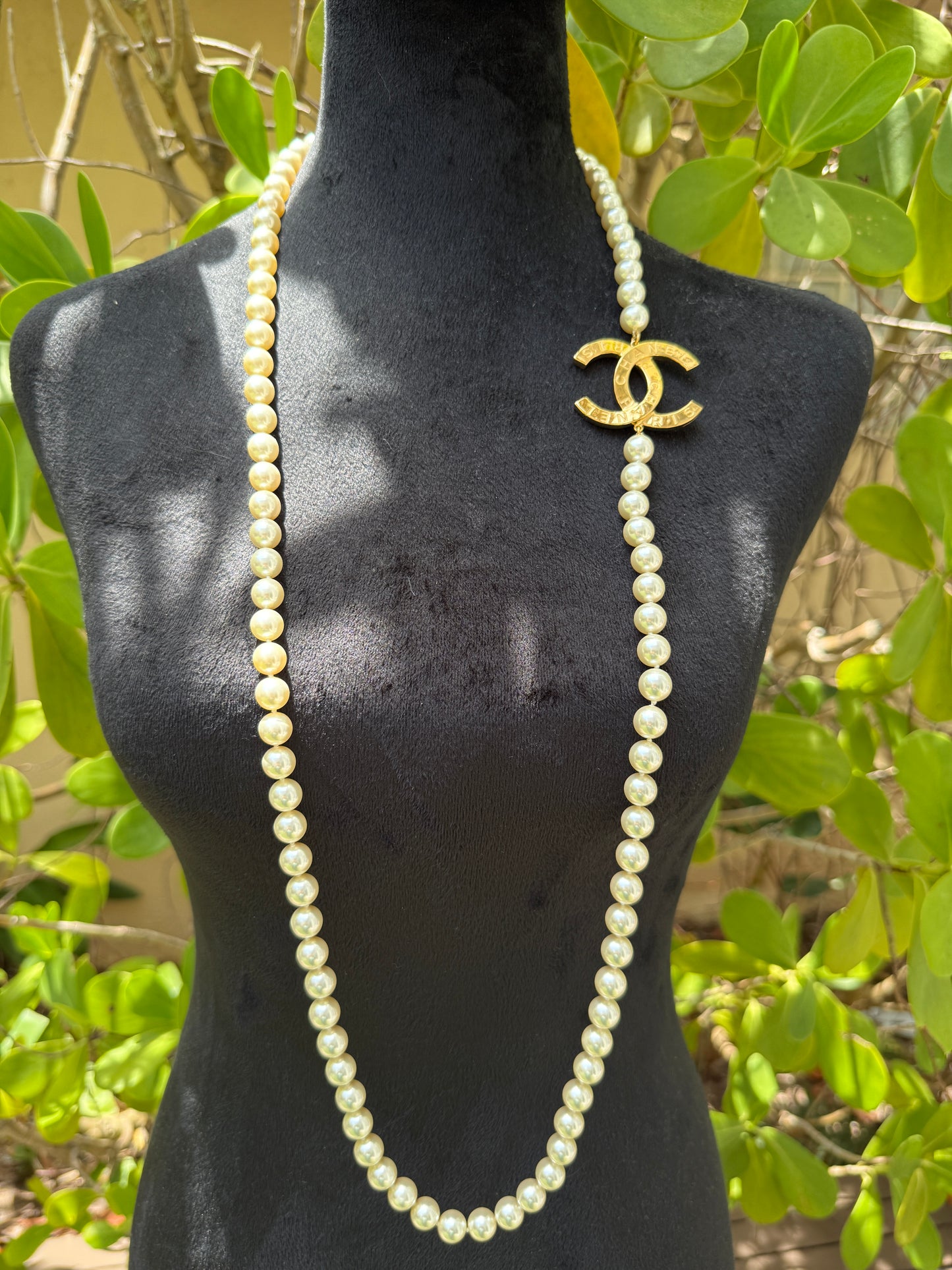 CHANEL 2023A GOLD TONE ICONIC BIG CC LOGO WHITE PEARLS NECKLACE BUTTON CHARM LONG