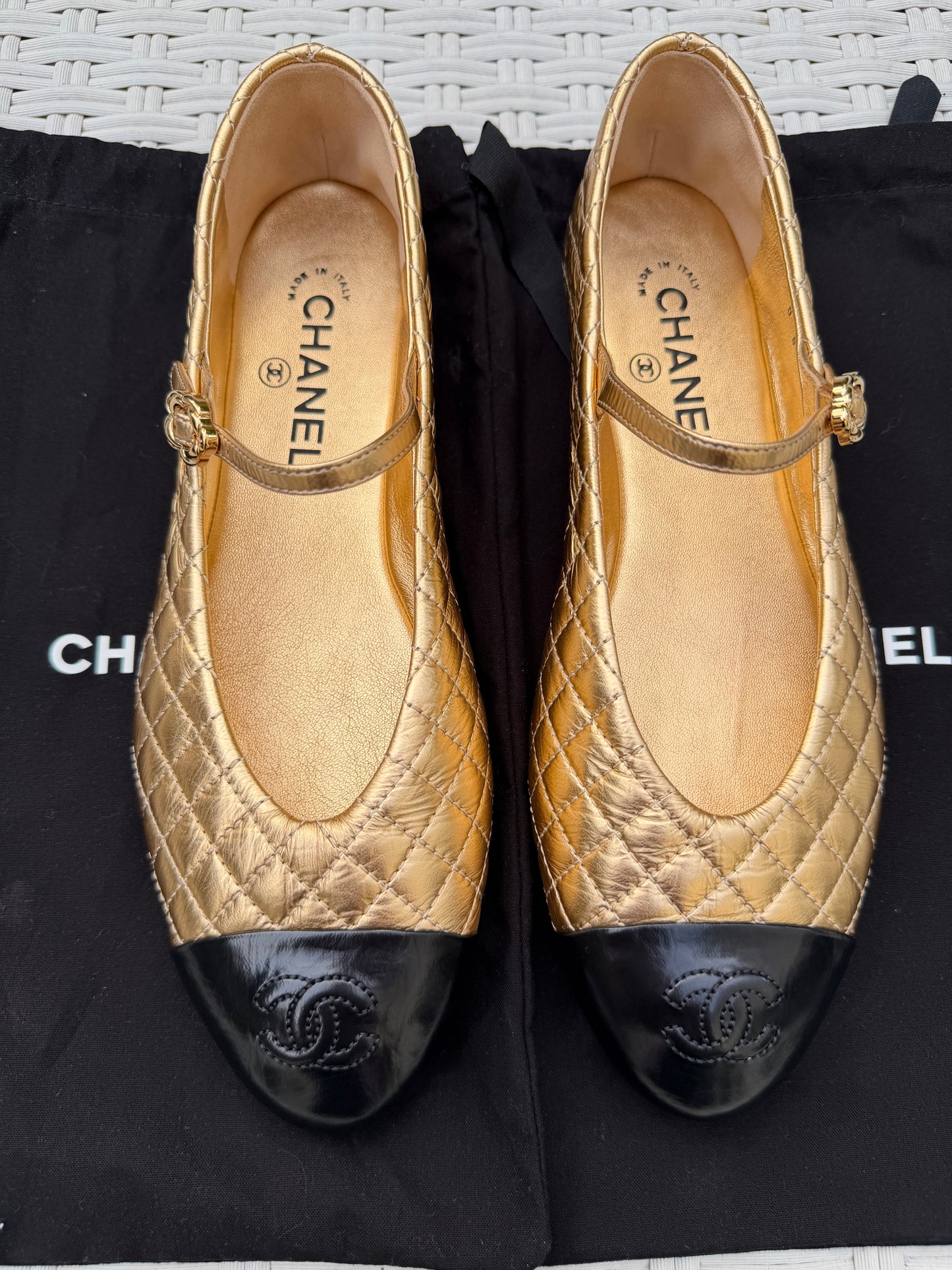 2025 CHANEL CC LOGO METALLIC GOLD LEATHER MARYJANE BALLET BALLERINA FLATS SHOES BUCKLE QUILTED PATENT BLACK CAP TOE