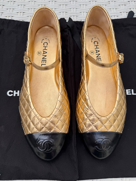 2025 CHANEL CC LOGO METALLIC GOLD LEATHER MARYJANE BALLET BALLERINA FLATS SHOES BUCKLE QUILTED PATENT BLACK CAP TOE
