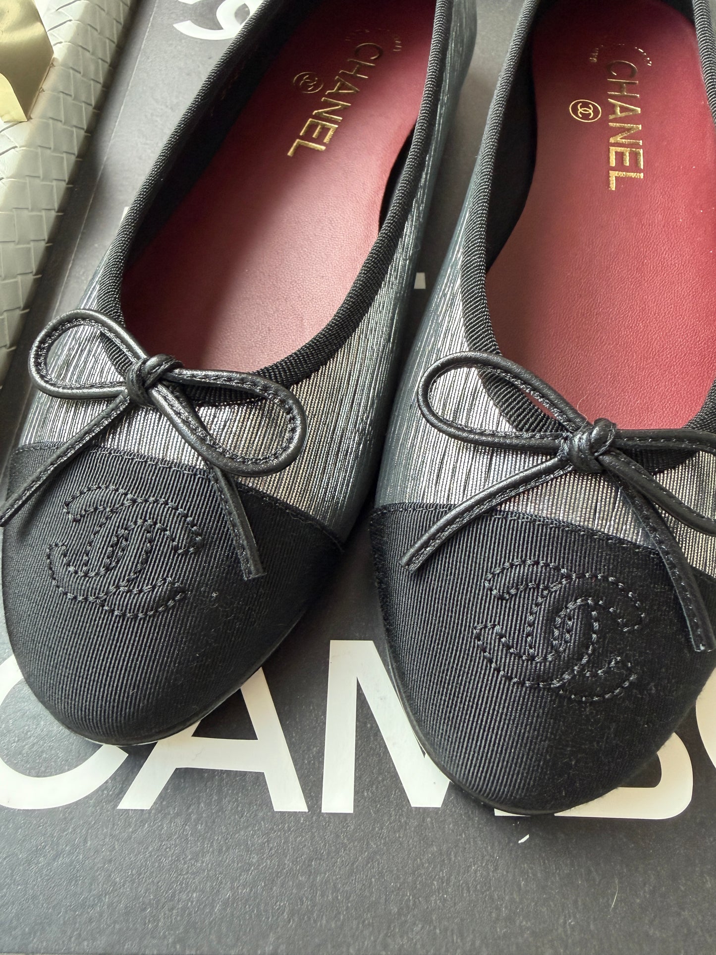 CHANEL SILVER BLACK GROSGRAIN CC LOGO CAP TOE 2026 BALLERINA BALLET FLATS