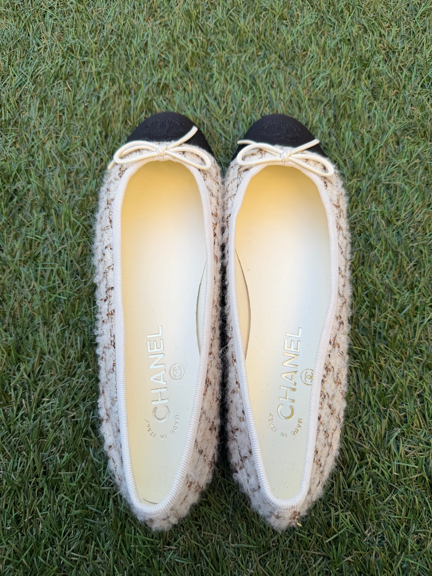 2025K CHANEL WOOL MOHAIR TWEED ECRU BEIGE GOLD FABRIC BALLET FLATS SHOES