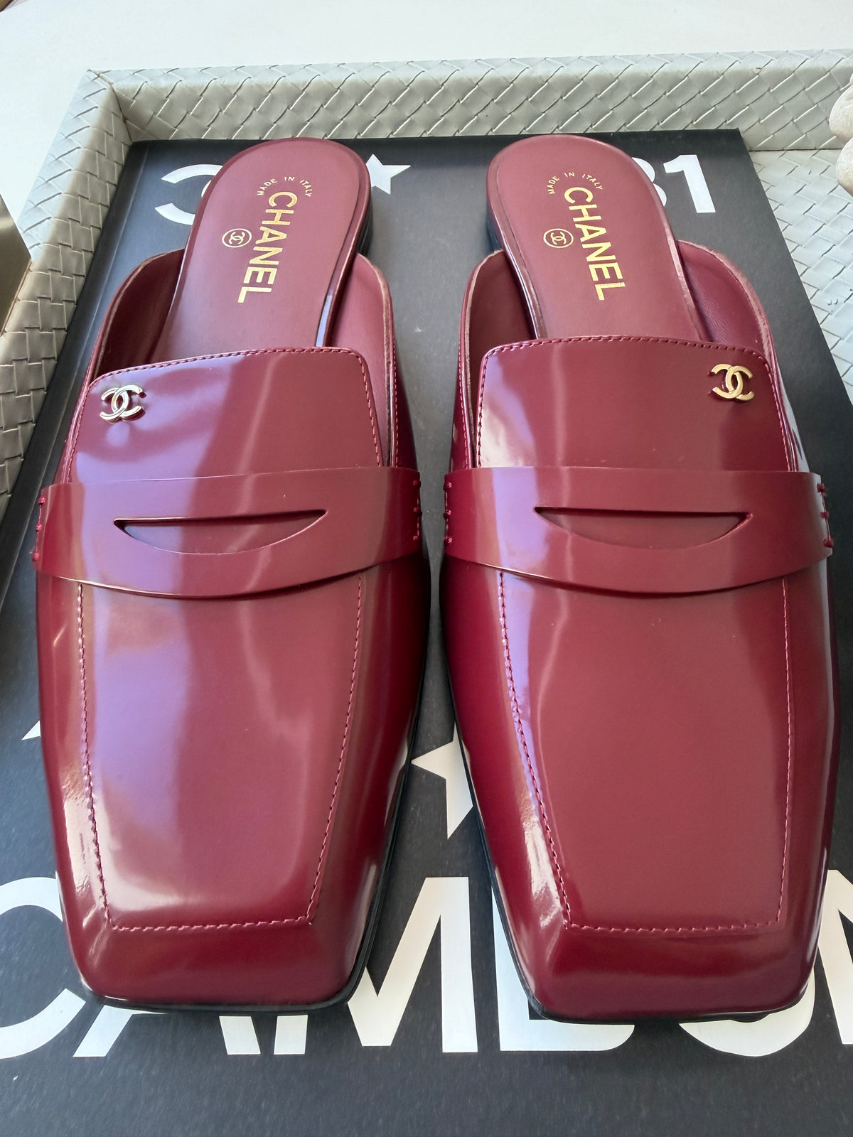 CHANEL F/W 2026 BURGUNDY SHINY CALFSKIN LEATHER MULE LOAFERS  SQUARE TOE BLAZY MULES SLIDES