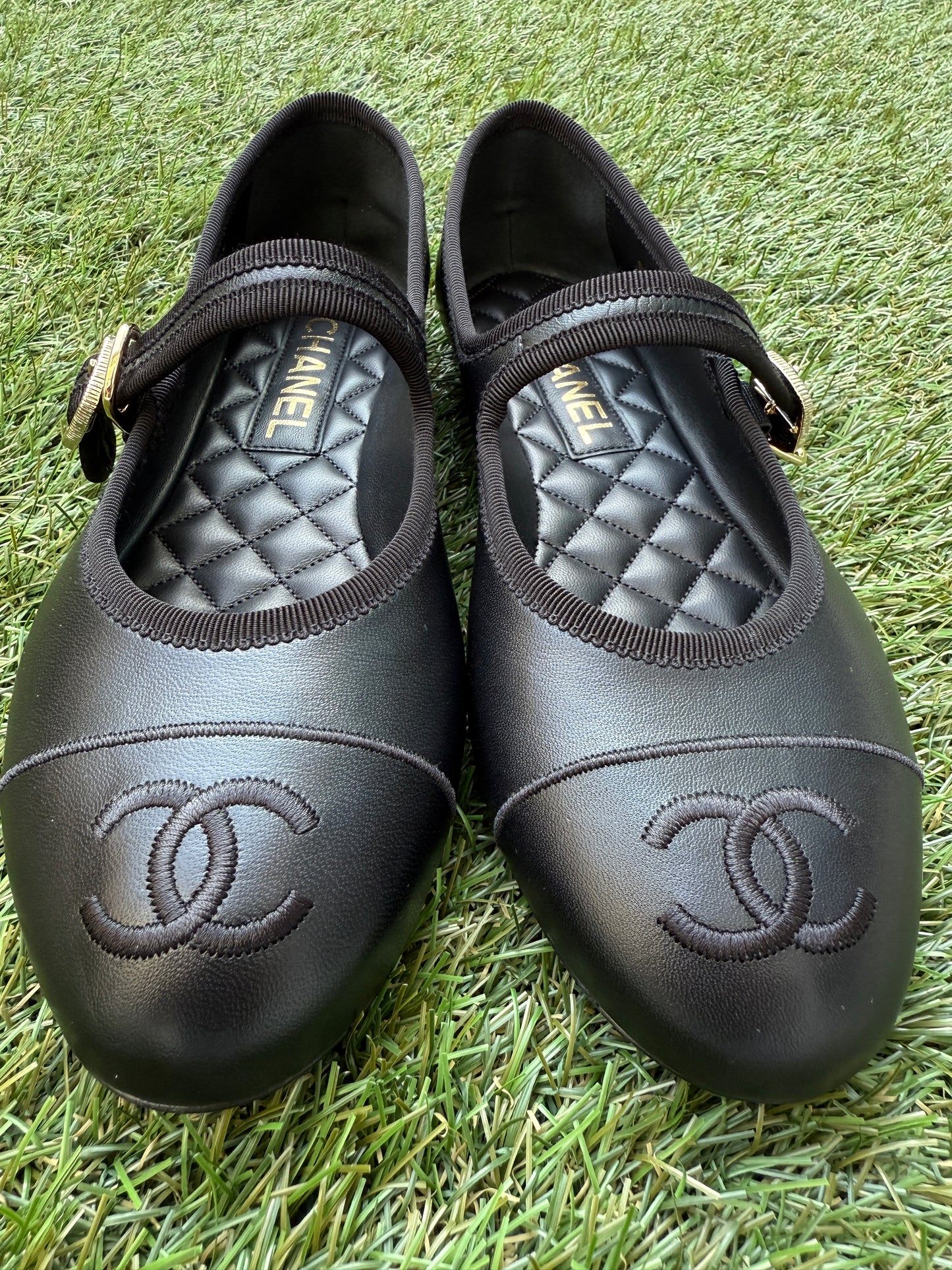 2025 CHANEL CC LOGO BLACK LEATHER CAP TOE MARYJANE BALLET FLATS SHOES GOLD BUCKLE