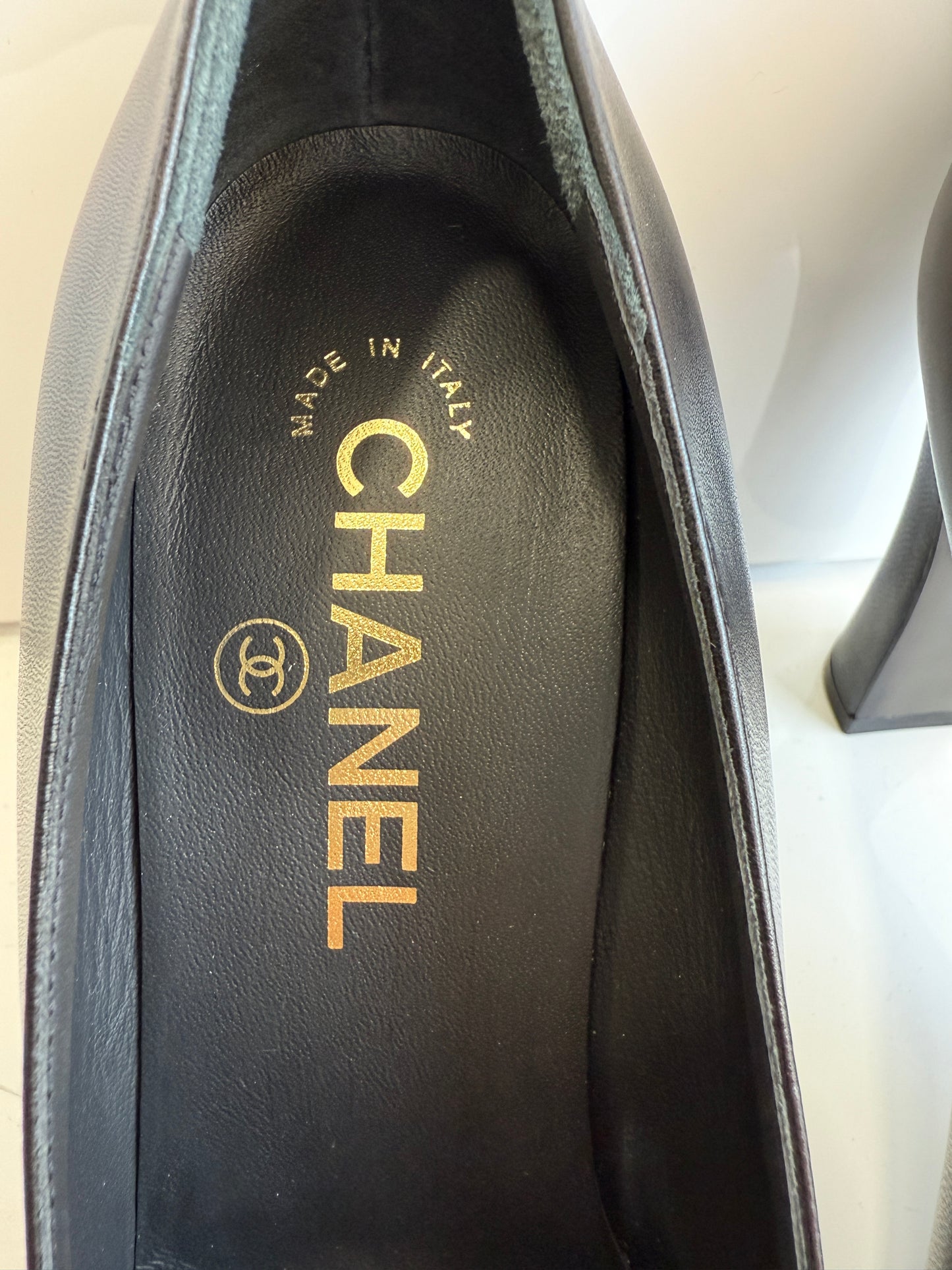 CHANEL CLASSIC CC LOGO GROSGRAIN CAP TOE BLACK LAMBSKIN LEATHER HEELS PUPMS