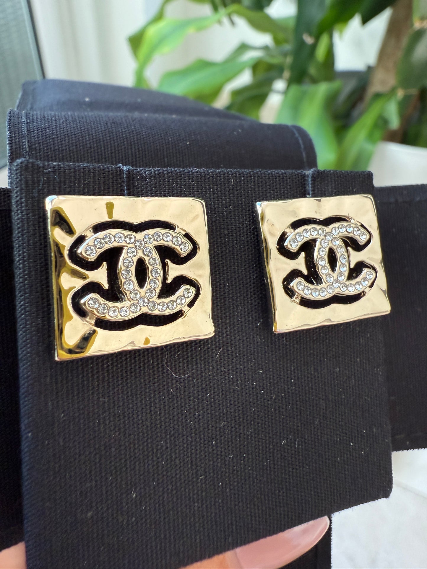 2022S CHANEL RUNWAY SQUARE GOLD CC LOGO WHITE CRYSTALS EARRINGS STUDS 22S STRASS