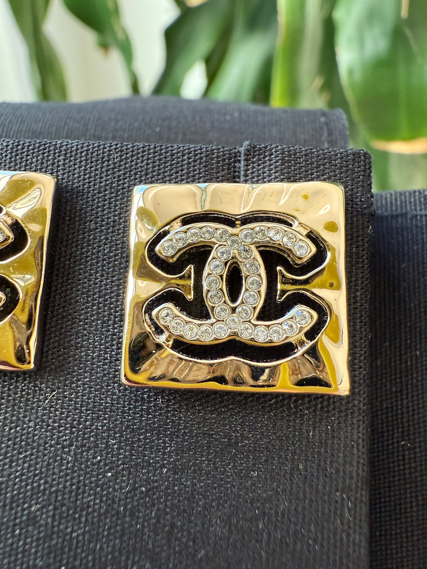 2022S CHANEL RUNWAY SQUARE GOLD CC LOGO WHITE CRYSTALS EARRINGS STUDS 22S STRASS