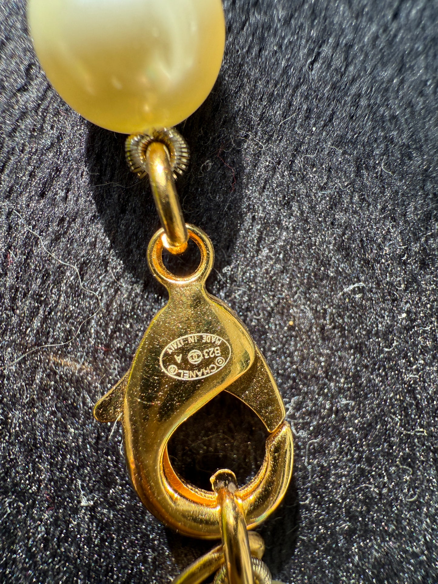 CHANEL 2023A GOLD TONE ICONIC BIG CC LOGO WHITE PEARLS NECKLACE BUTTON CHARM LONG